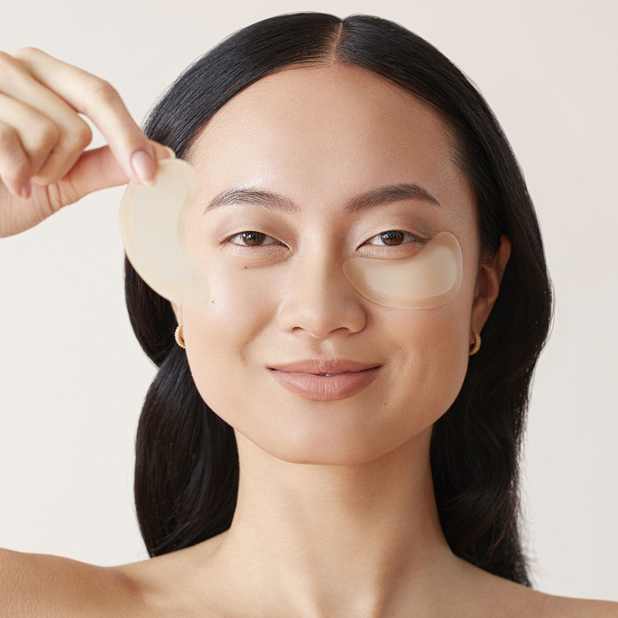 Model image of Skyn Iceland Dissolving Microneedle Eye Patches