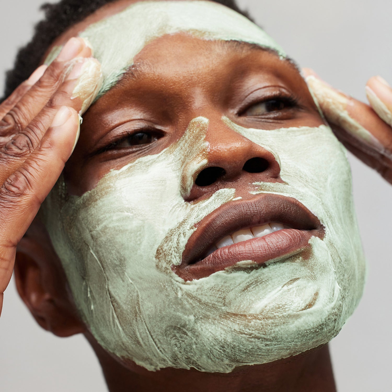 Alo Hydrate and Glow Face Mask model image 2 .