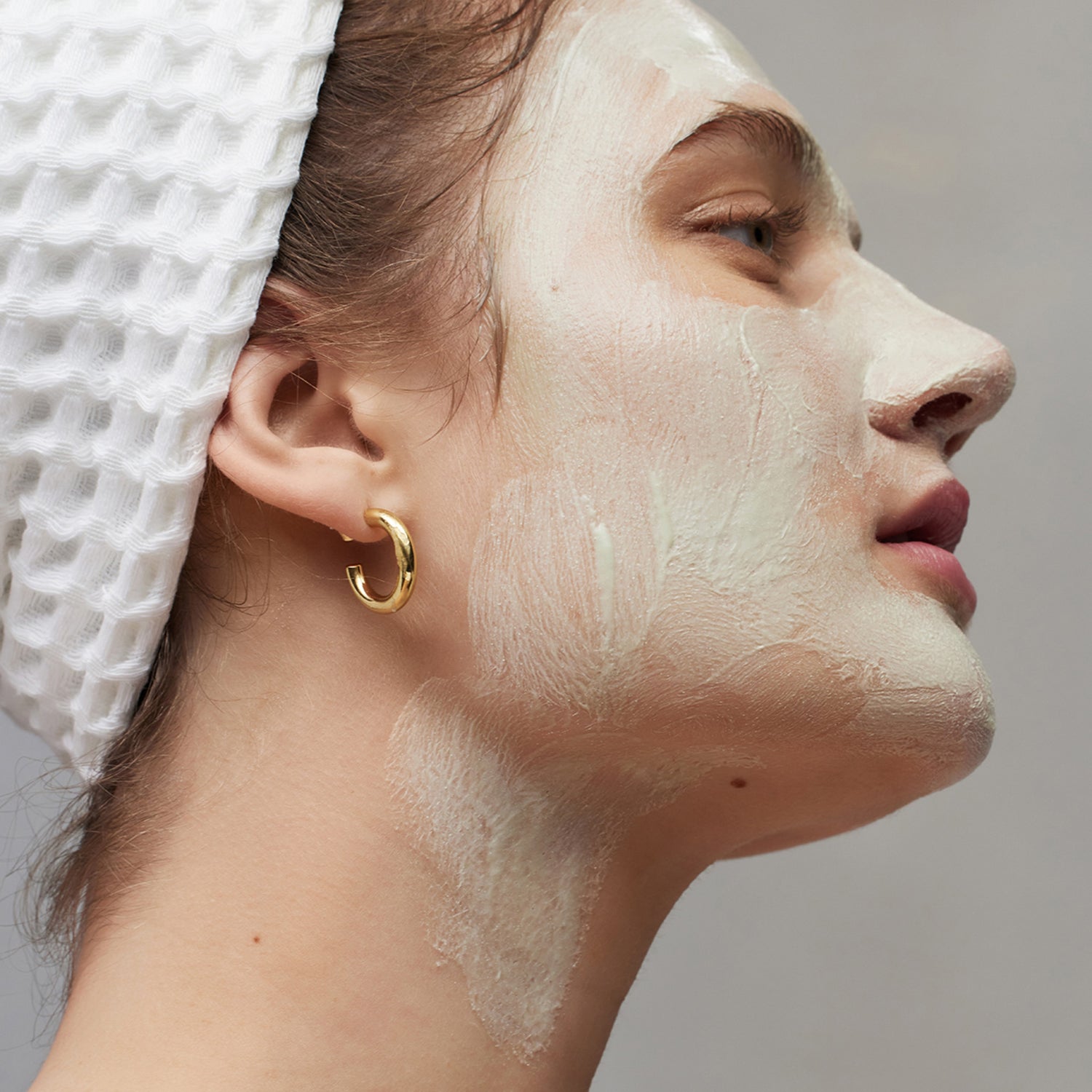 Alo Hydrate and Glow Face Mask model image 3 .
