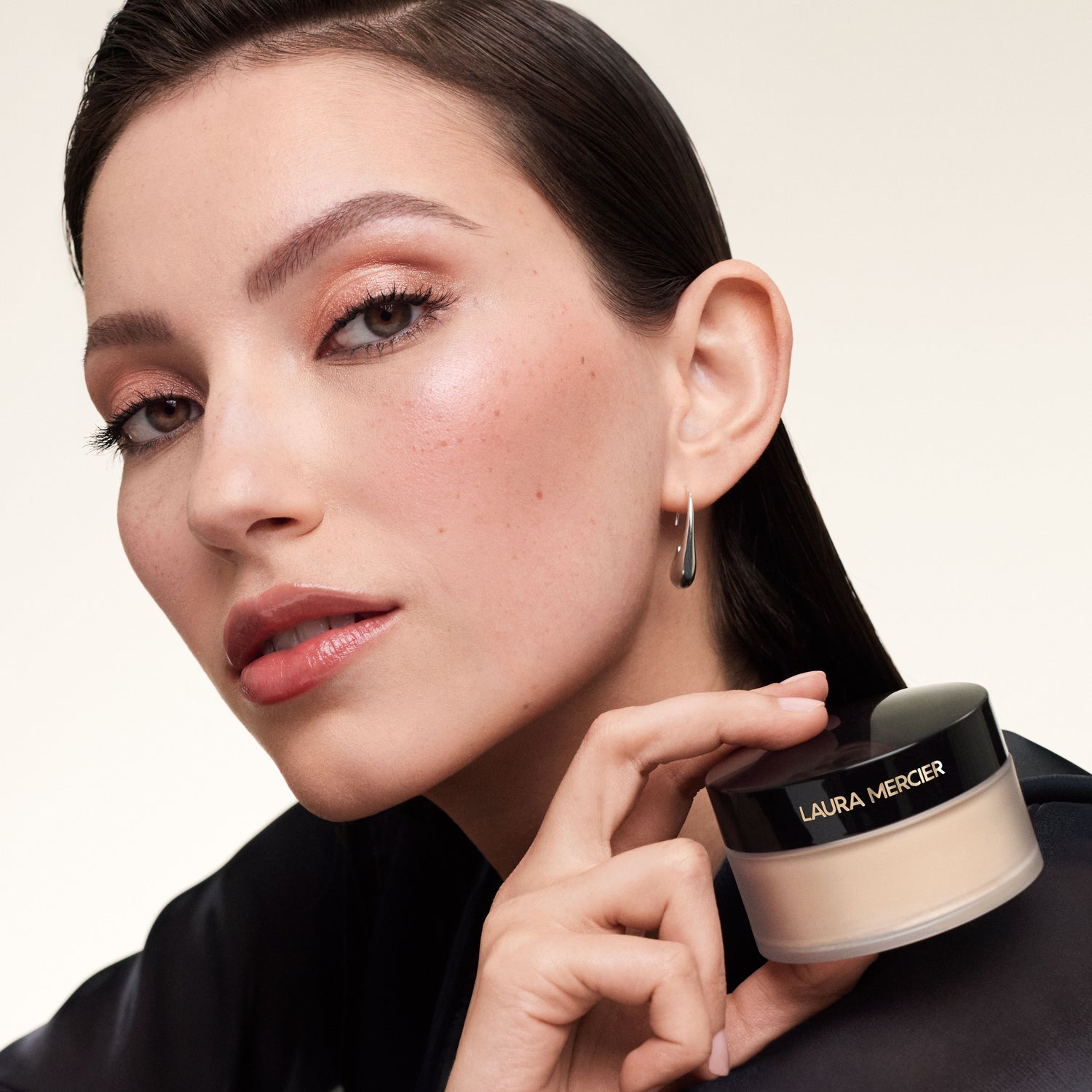 Model image of Laura Mercier Indulgent Icons Translucent Loose Setting Powder and Velour Puff Set (Limited Edition)