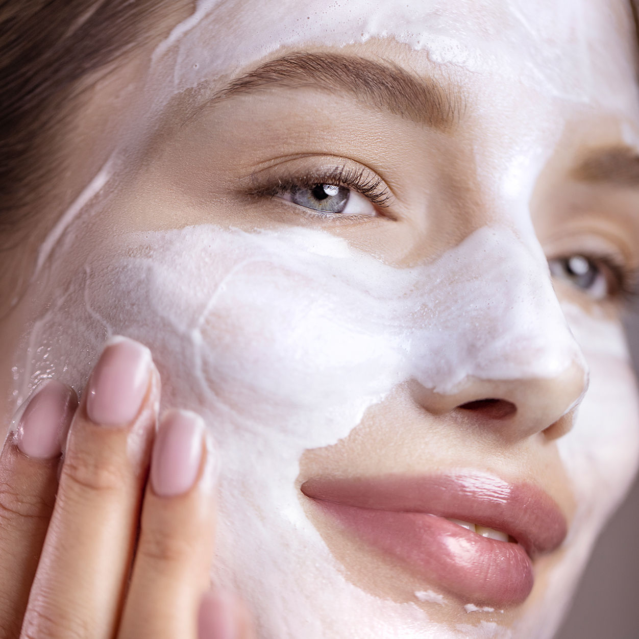 Model image of Sisley Paris Phyto-Blanc La Mousse Brightening Cleansing Foam-in-Cream