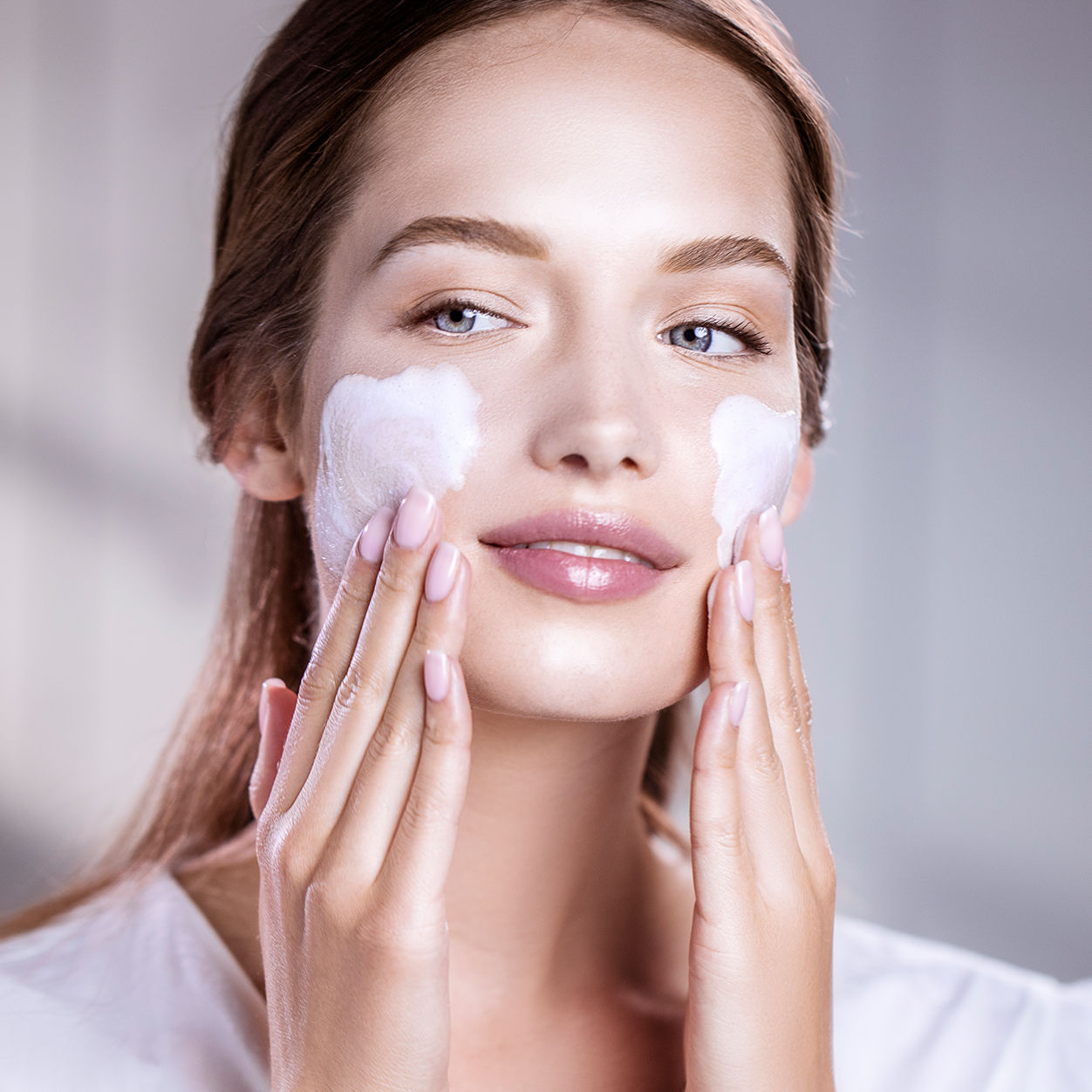 Model image of Sisley Paris Phyto-Blanc La Mousse Brightening Cleansing Foam-in-Cream