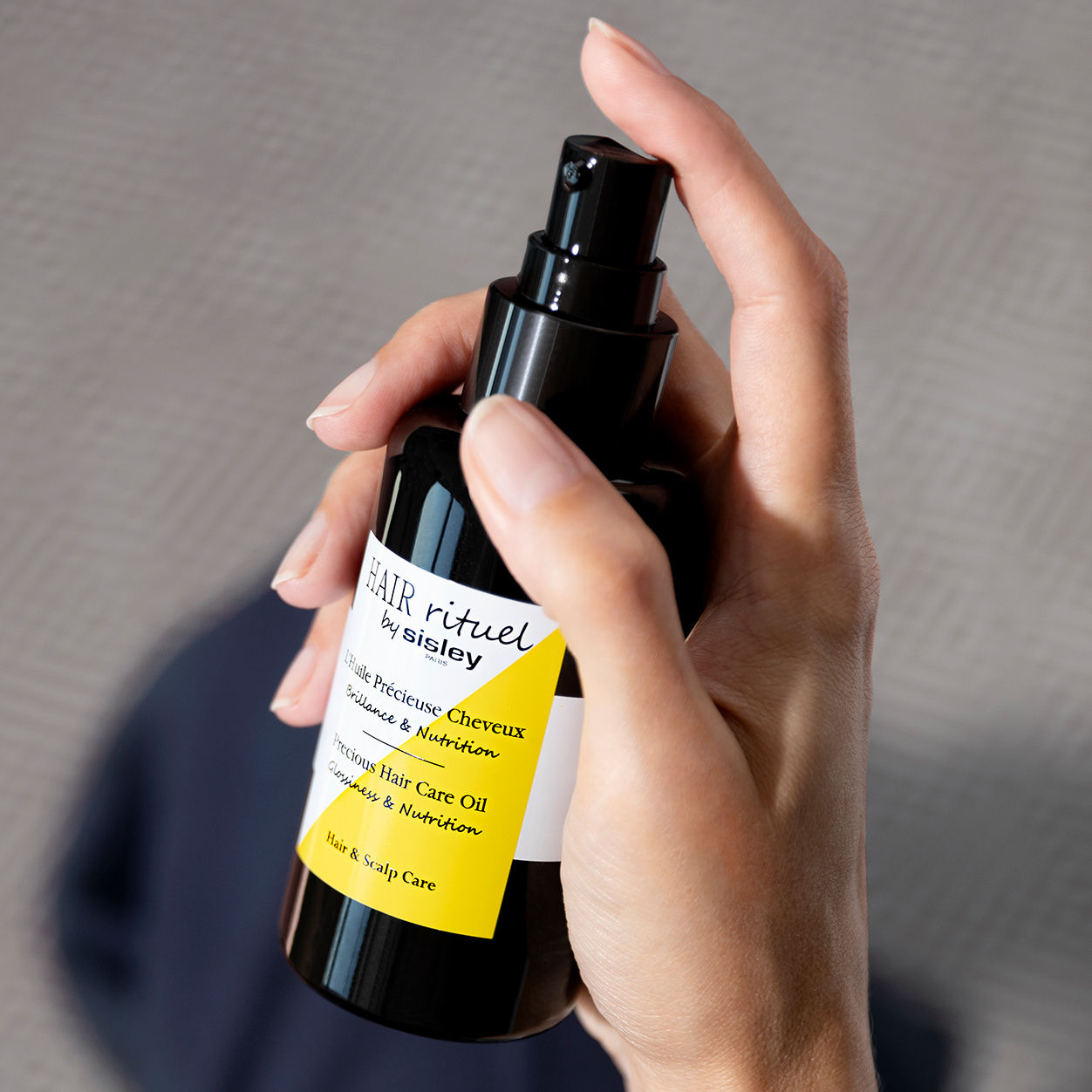 Model image of Sisley Paris Precious Hair Care Oil Glossiness and Nutrition