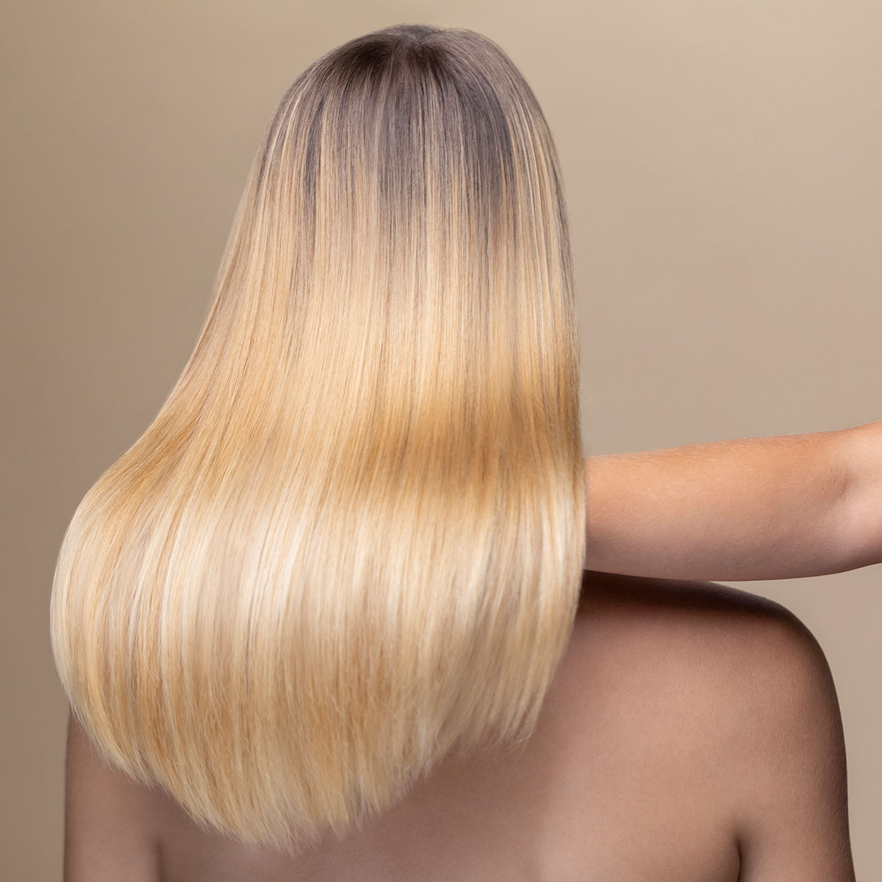 Model image of Sisley Paris Precious Hair Care Oil Glossiness and Nutrition