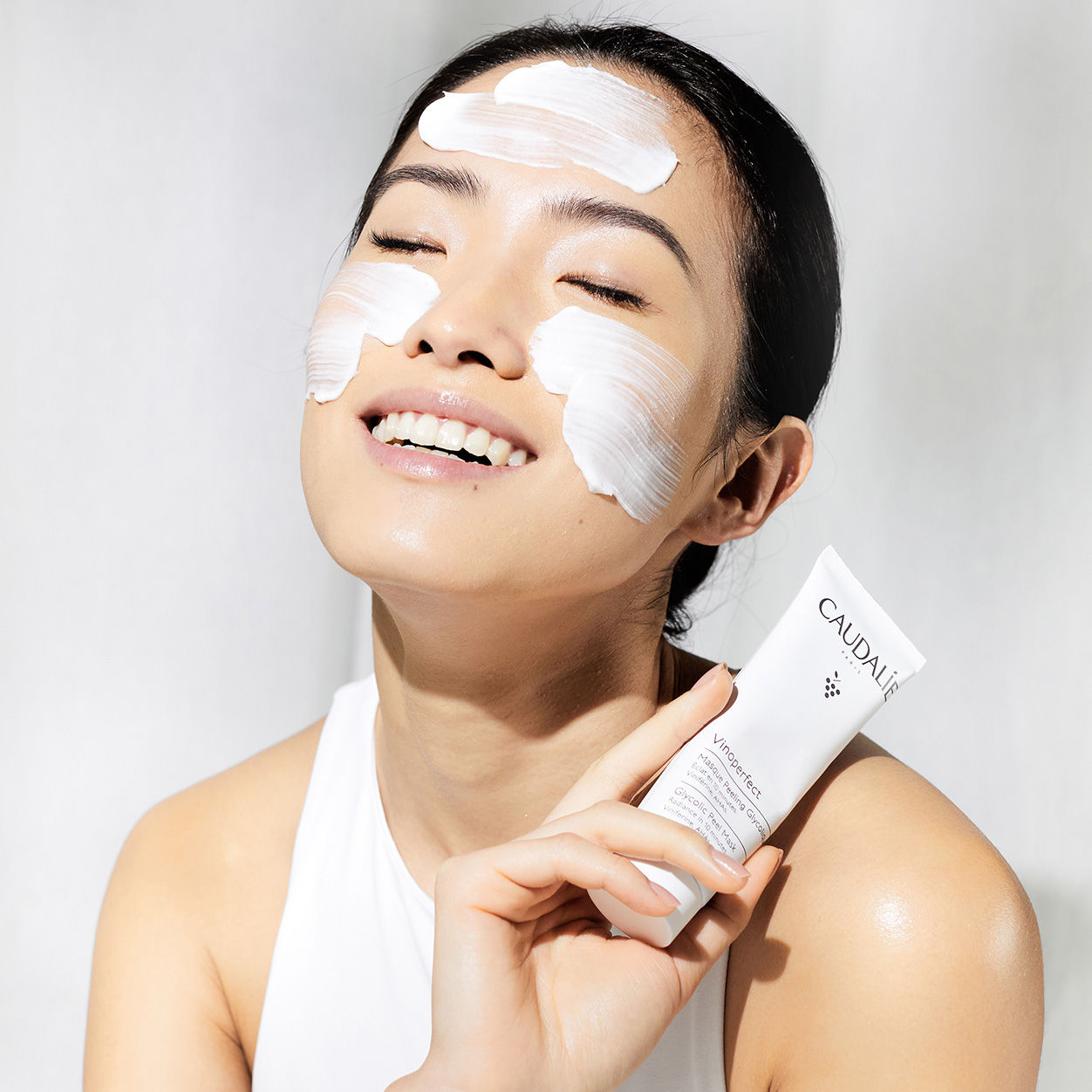 Model image of Caudalie Vinoperfect Brightening Glycolic Peel Mask