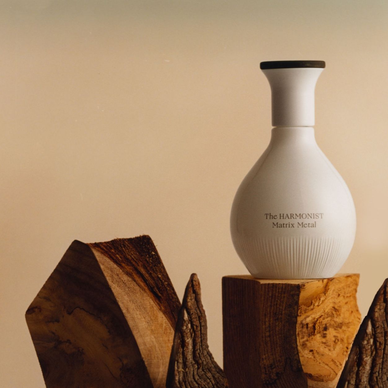 Lifestyle image of The Harmonist Matrix Metal Parfum