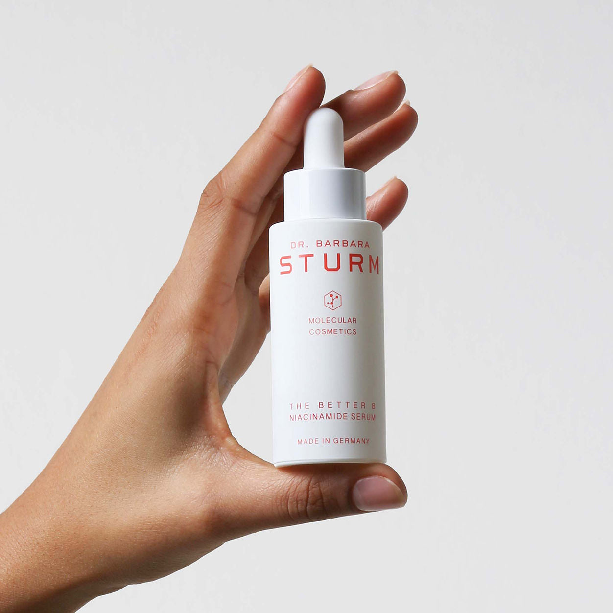 Model image of Dr. Barbara Sturm The Better B Niacinamide Serum