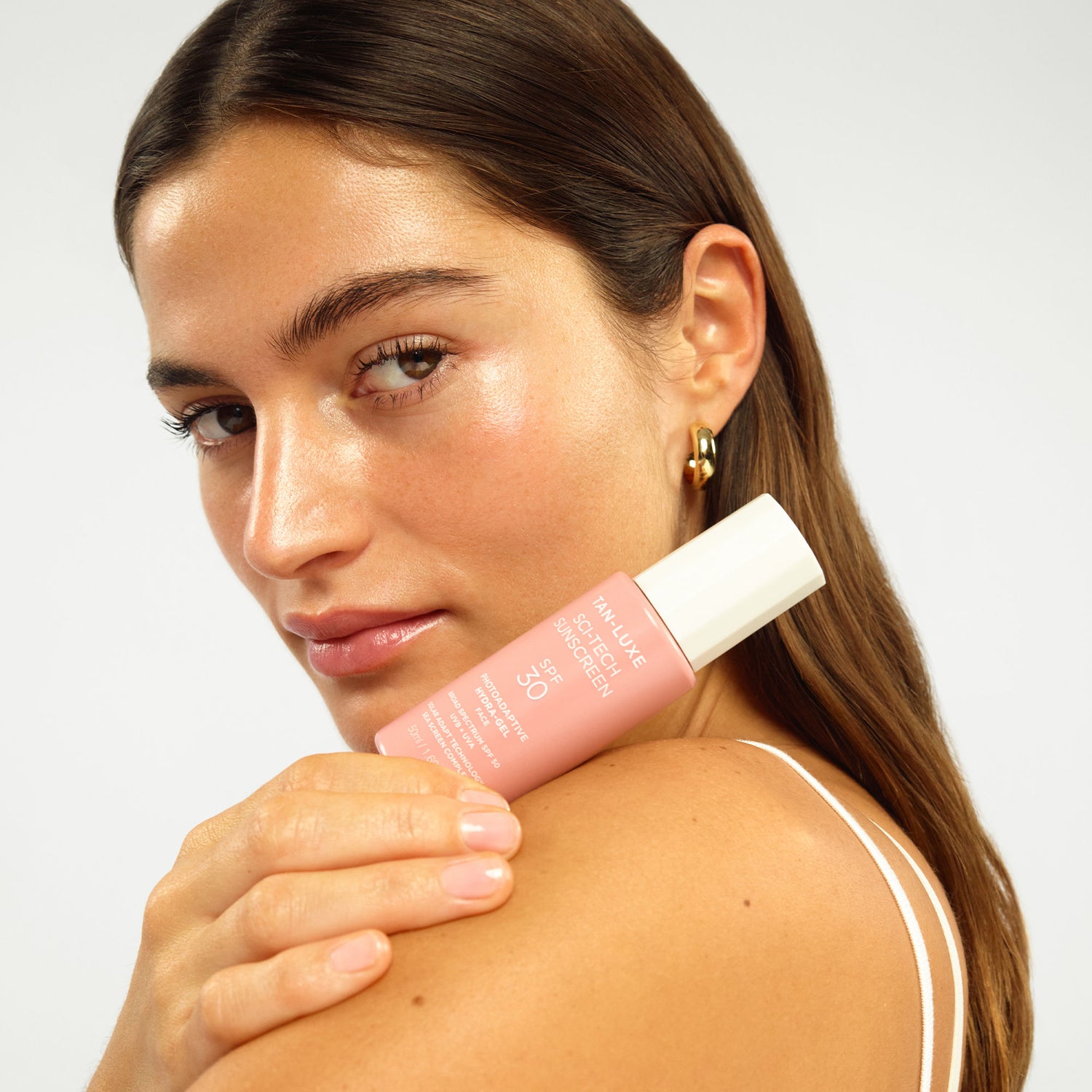 Model image of Tan-Luxe Sci-Tech Photoadaptive Hydra-Gel Face SPF 30