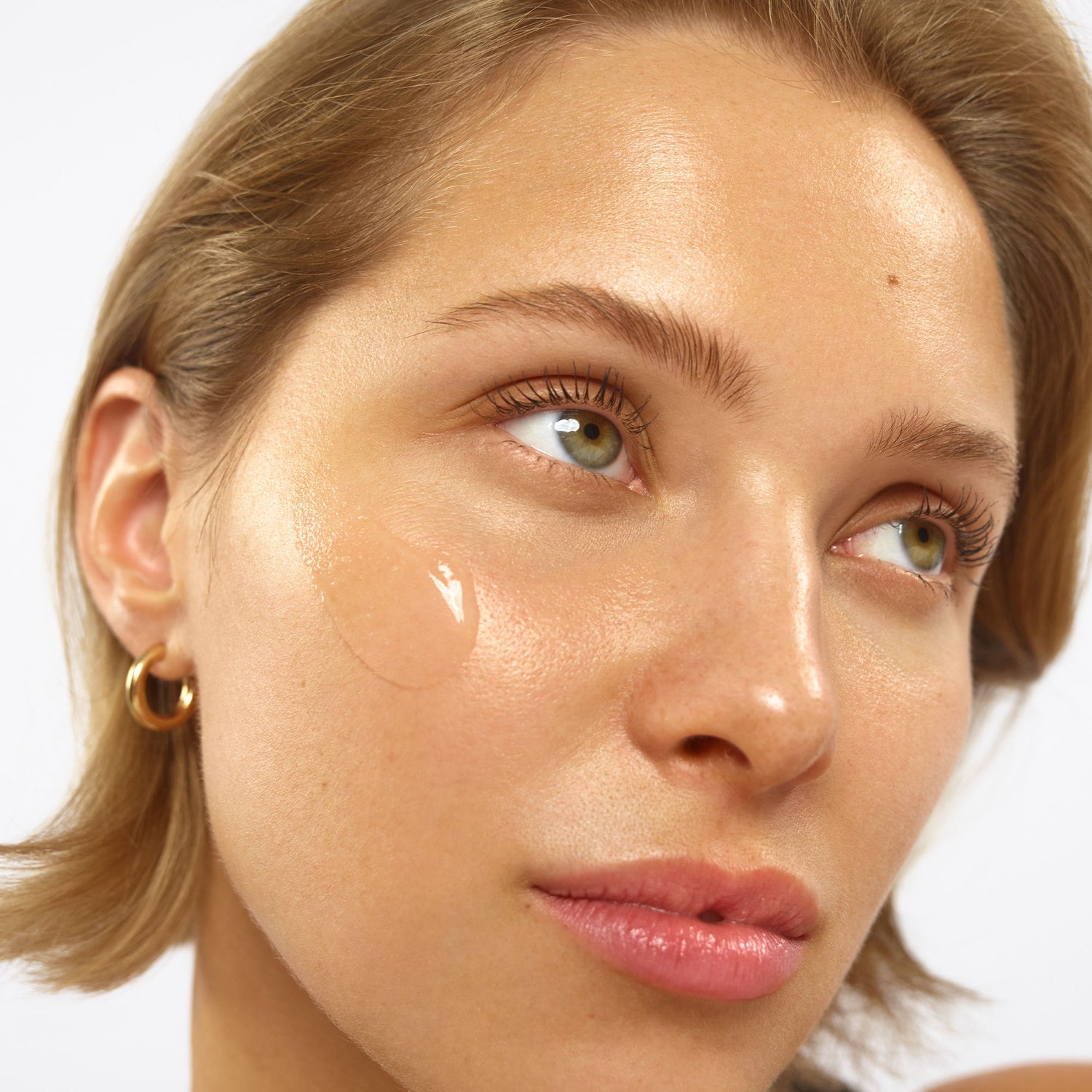 Model image of Tan-Luxe Sci-Tech Photoadaptive Hydra-Gel Face SPF 50