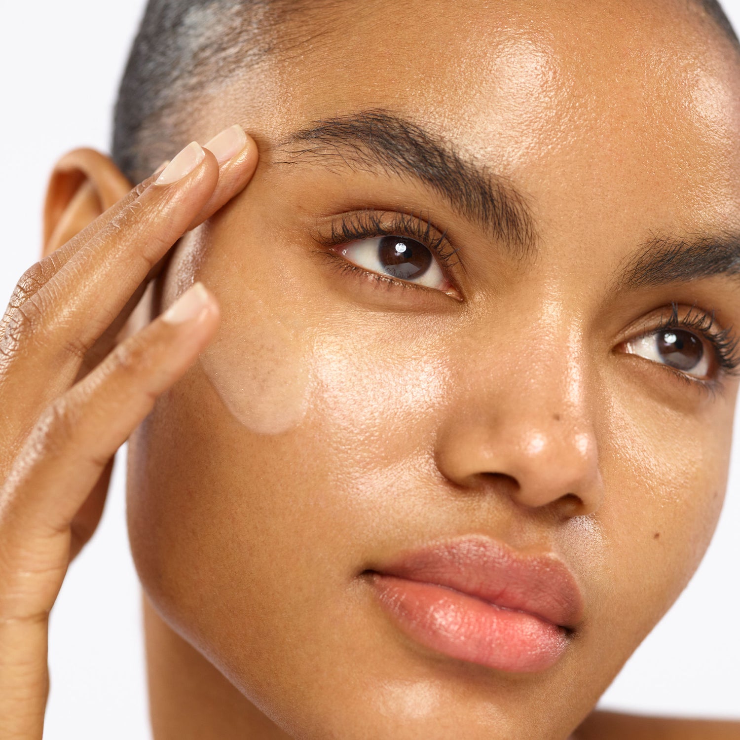 Model image of Tan-Luxe Sci-Tech Photoadaptive Hydra-Gel Face SPF 50