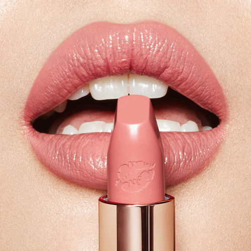 Model image of Charlotte Tilbury Hot Lips 2