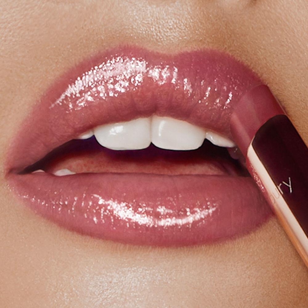 Model image of Charlotte Tilbury Superstar Lips