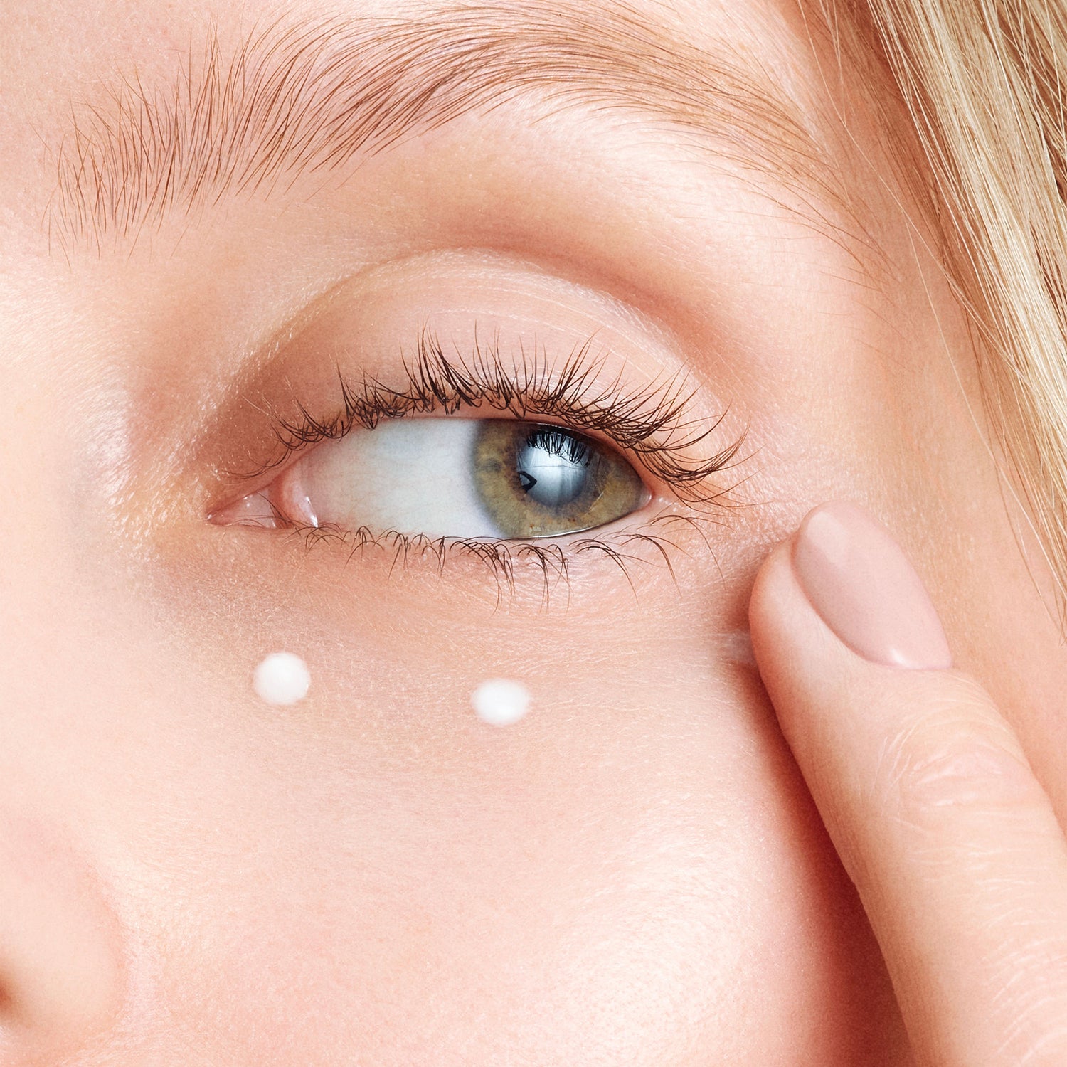 Model image of Augustinus Bader The Rich Eye Cream