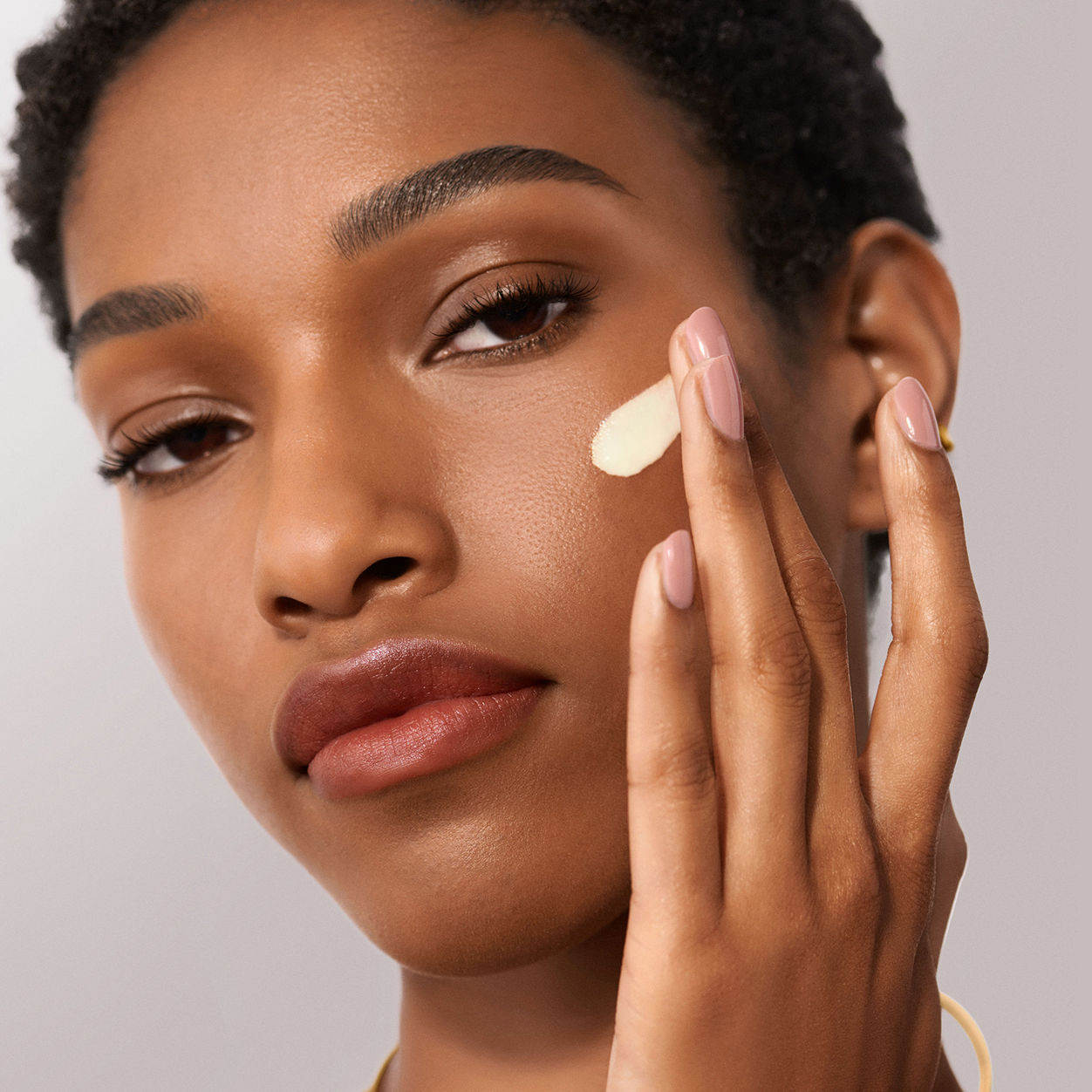 Model image of Bobbi Brown Vitamin Enriched Smoothing Serum with Niacinamide