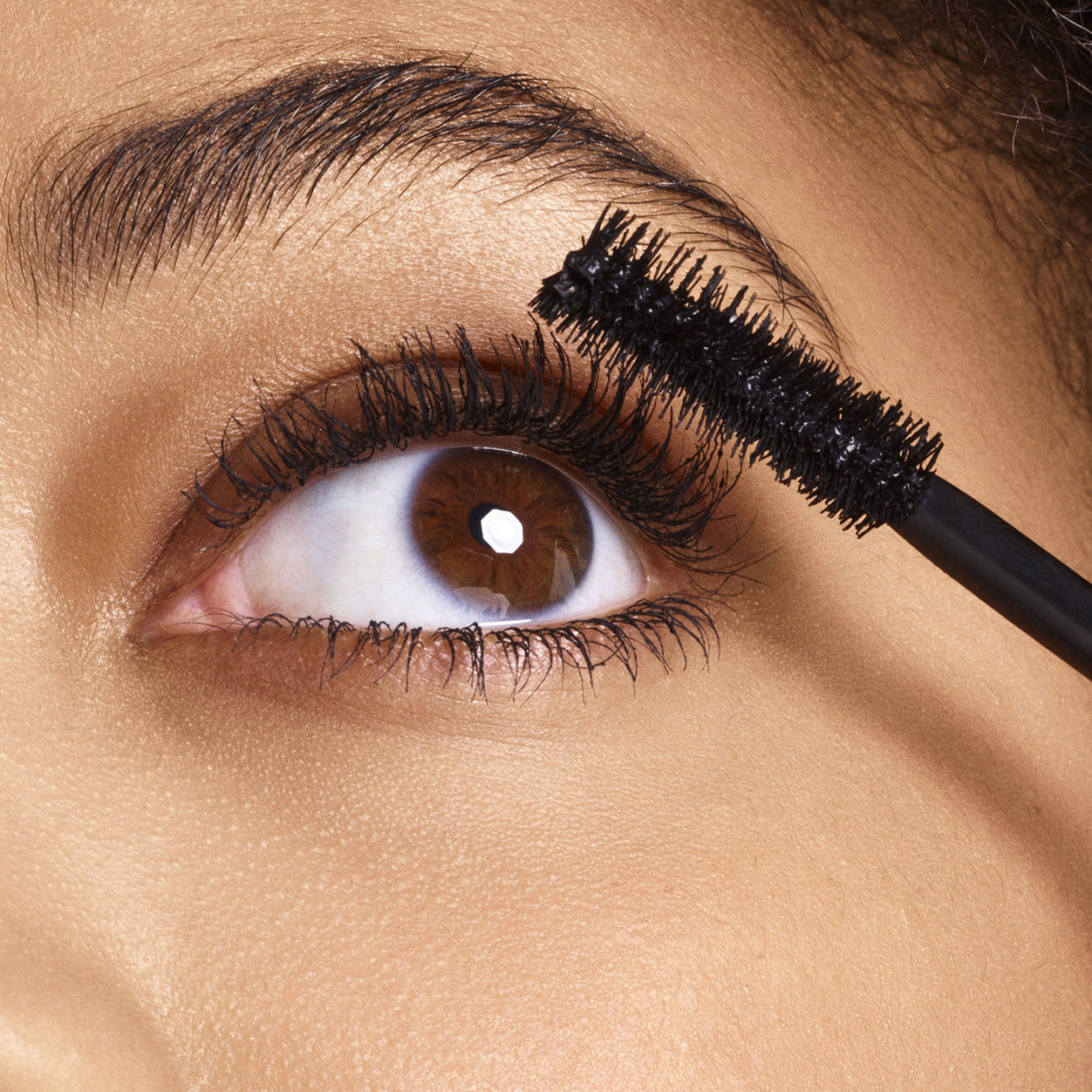 Model image of Laura Mercier Caviar Volume Panoramic Mascara