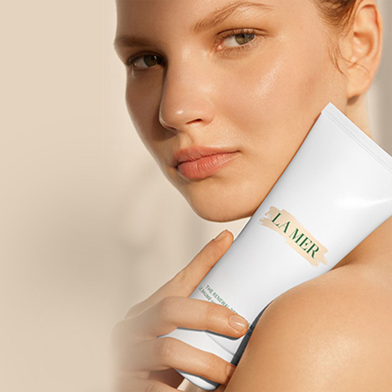 Model image of La Mer Renewal Body Oil Balm