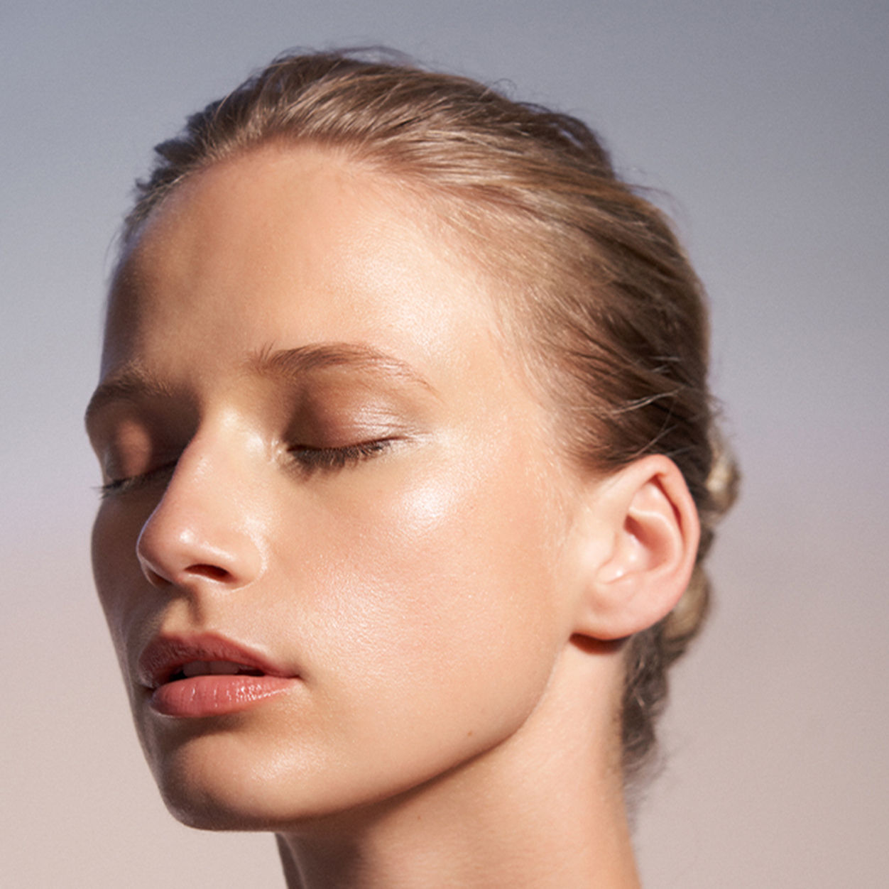 Model image of La Mer The Resurfacing Treatment