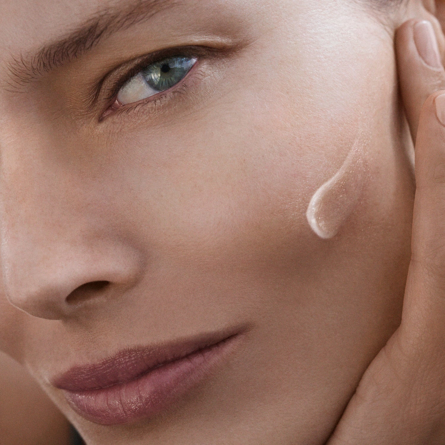 Model image of La Mer Genaissance de la Mer The Serum Essence