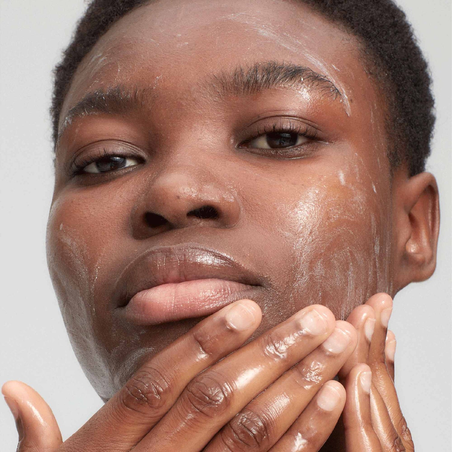 Model image of Victoria Beckham Beauty Daily Lactic Acid Gel Cleanser