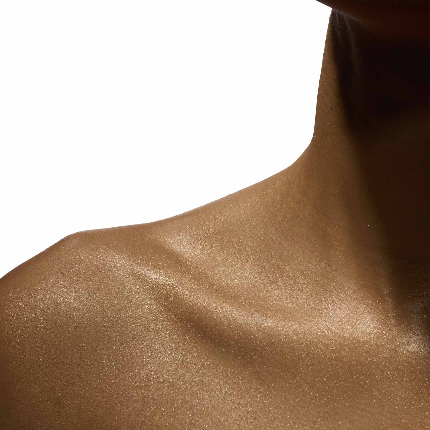 Model image of Victoria Beckham Beauty Portofino '97 Golden Shimmer Body Oil