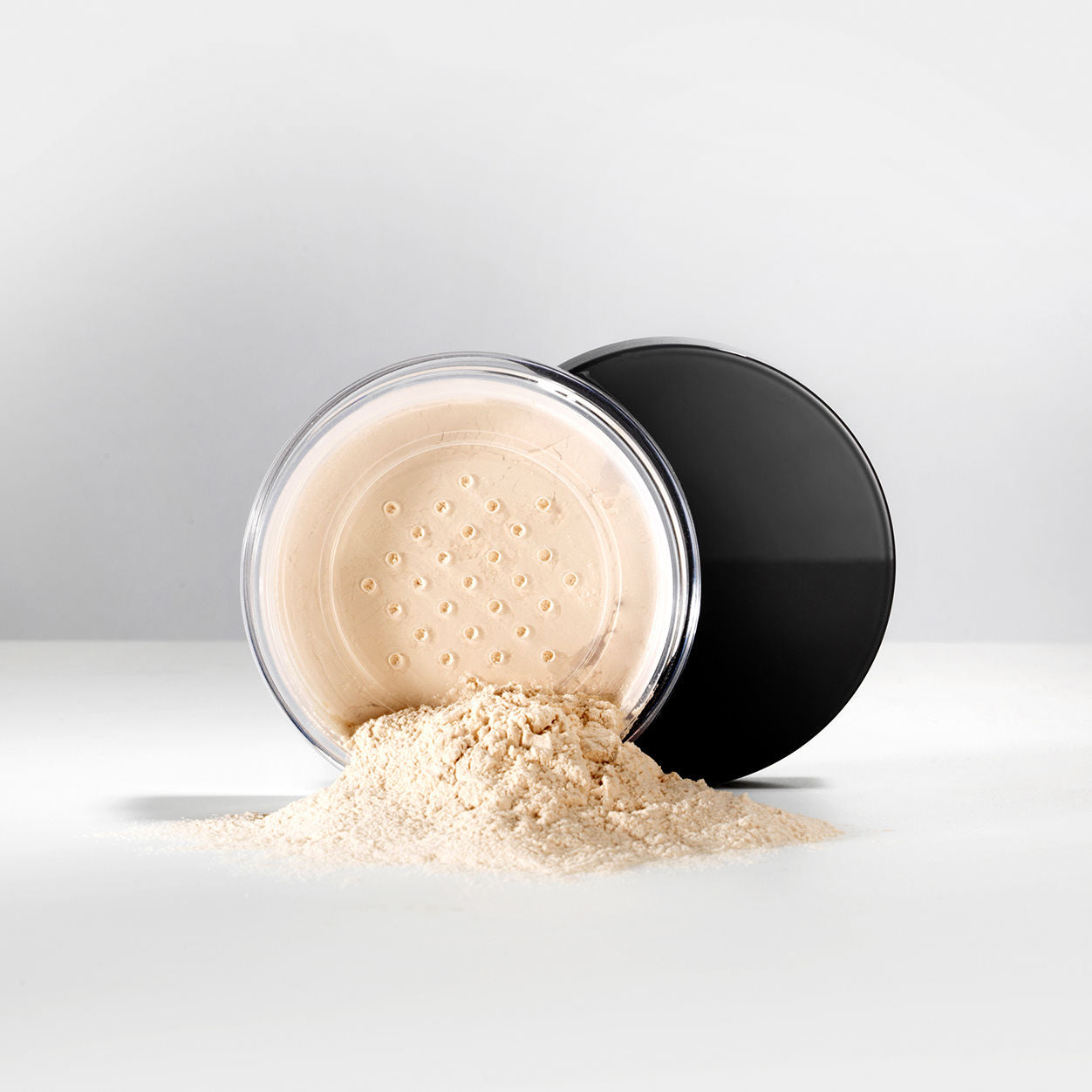 Lifestyle image of Kevyn Aucoin Smooth and Set Loose Powder