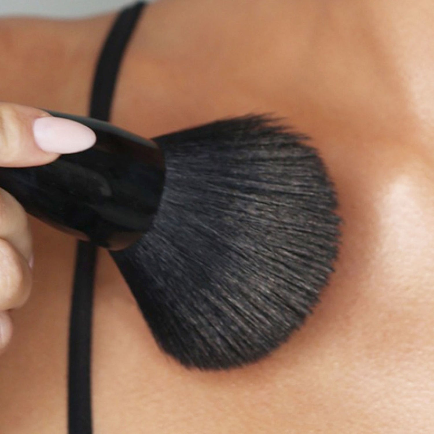 Kevyn Aucoin Large Face & Body Brush model image .