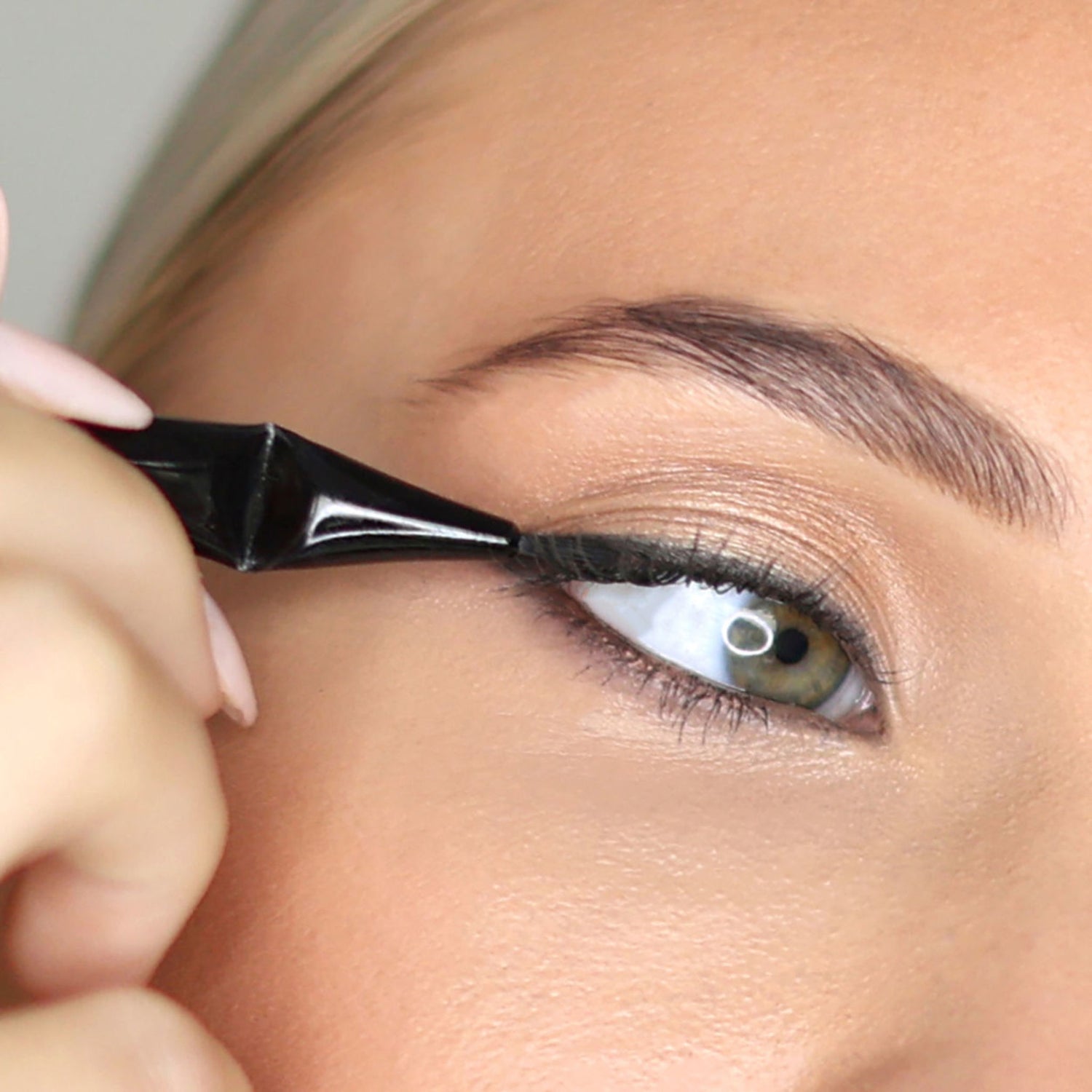 Kevyn Aucoin Angled Eyeliner Brush model image .