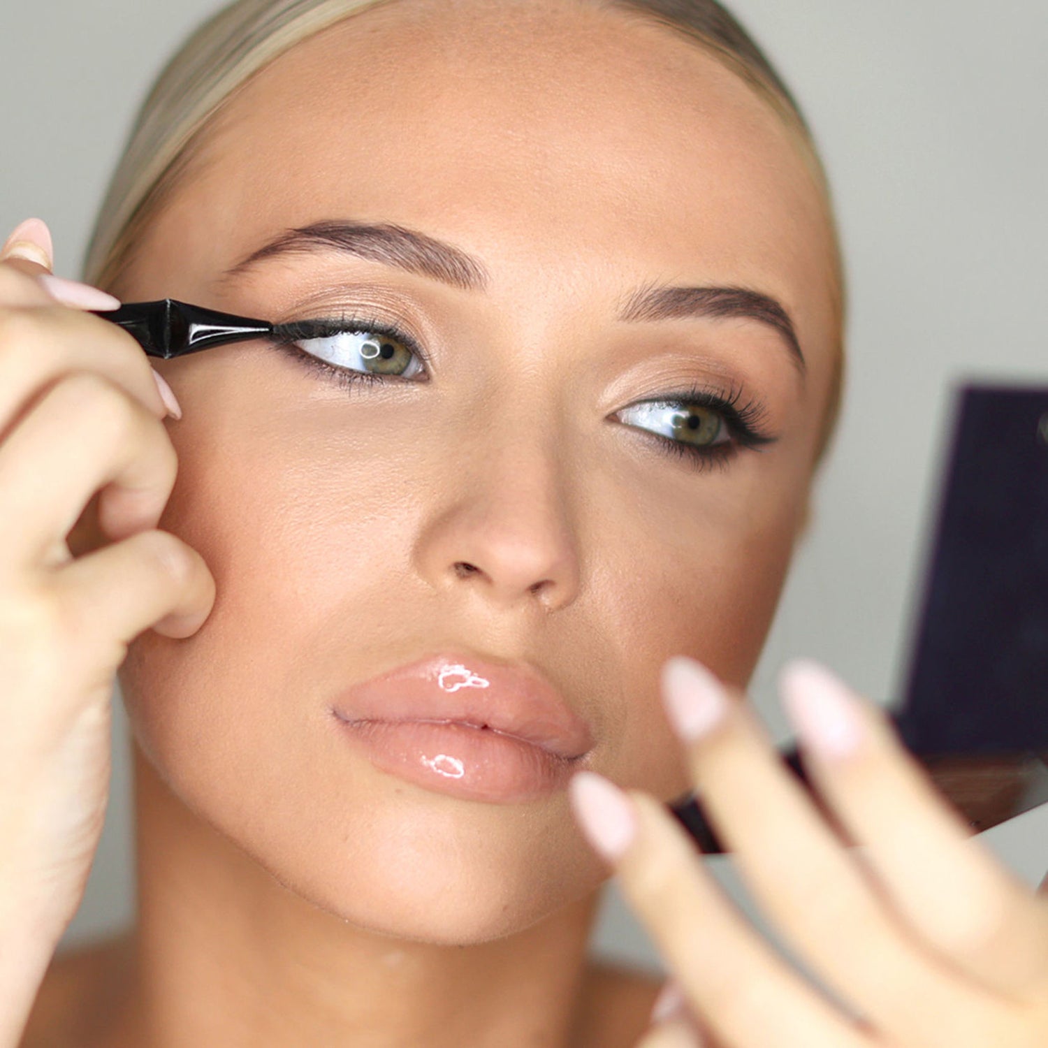 Kevyn Aucoin Angled Eyeliner Brush model image 2 .