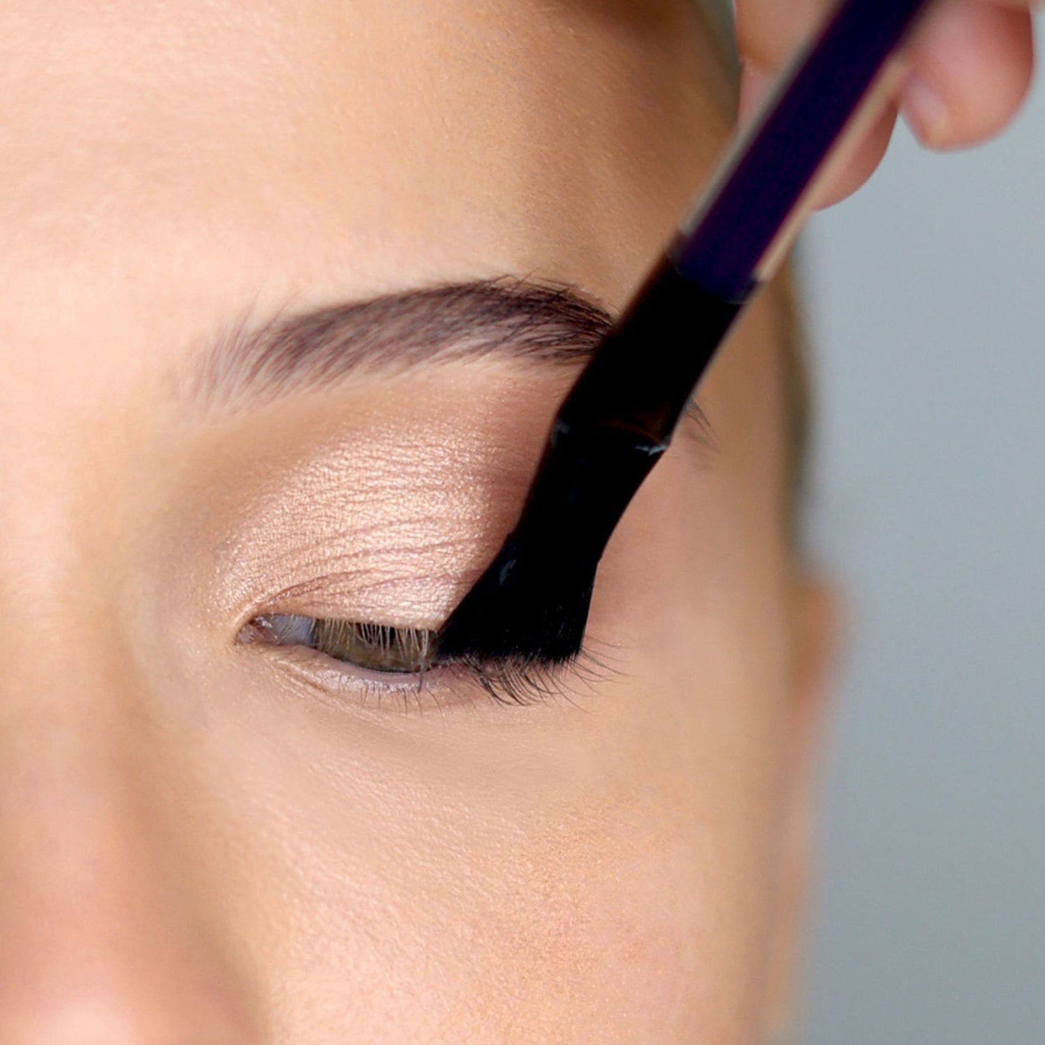Kevyn Aucoin Angled Fan Mascara Brush model image .