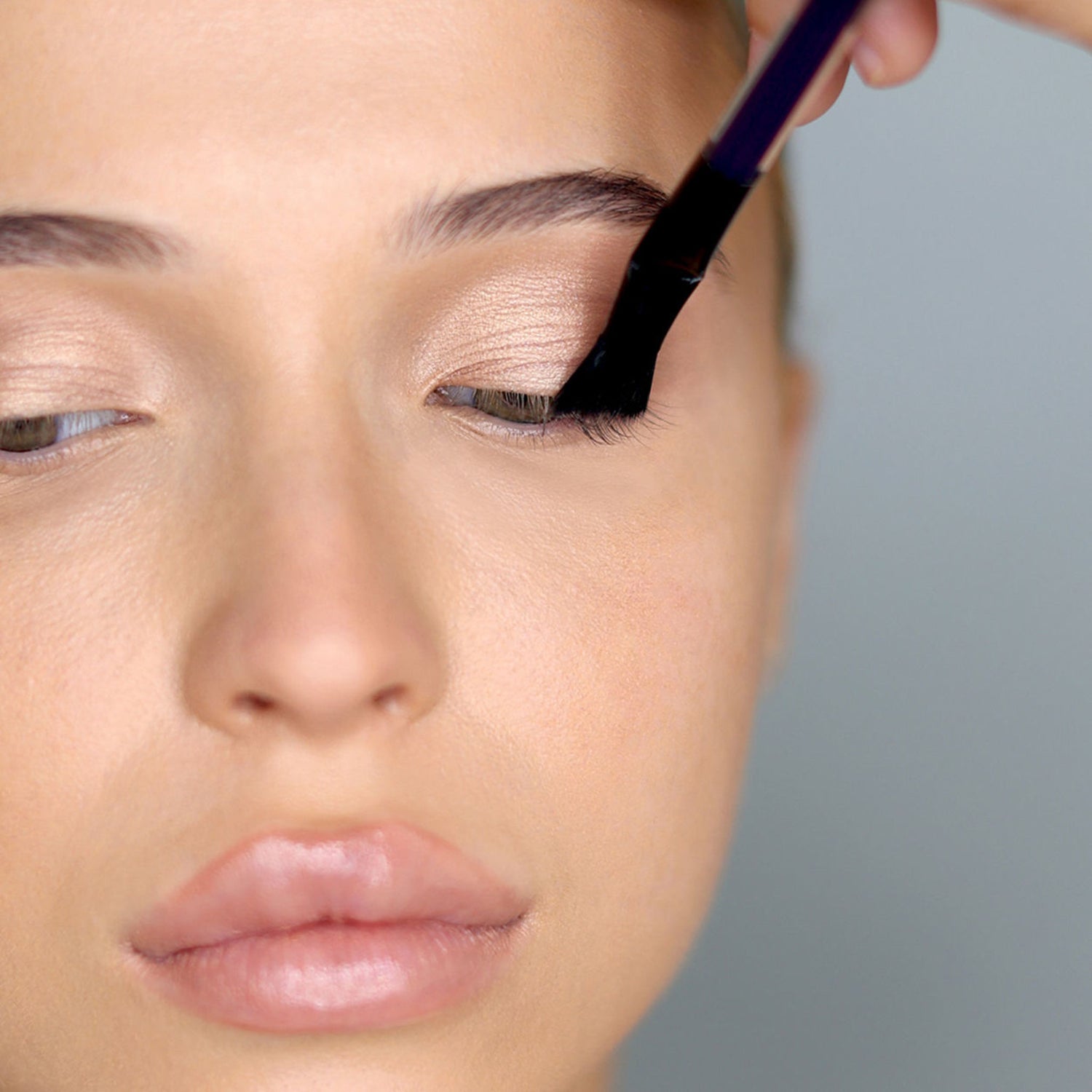Kevyn Aucoin Angled Fan Mascara Brush model image 2 .