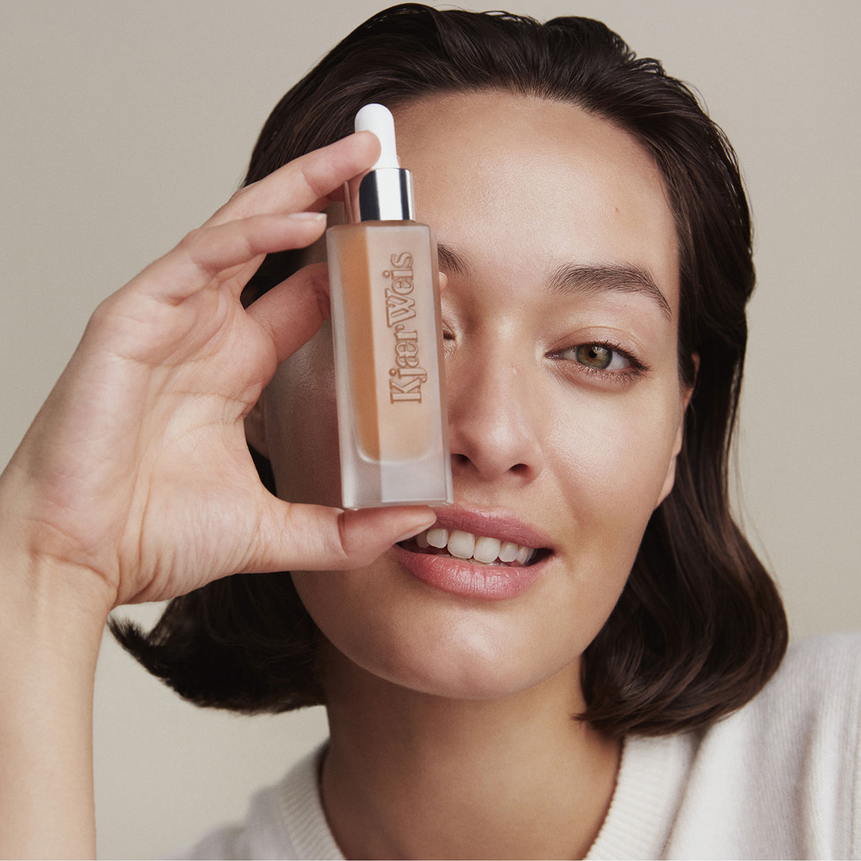 Model image of Kjaer Weis The Beautiful Hydration Serum