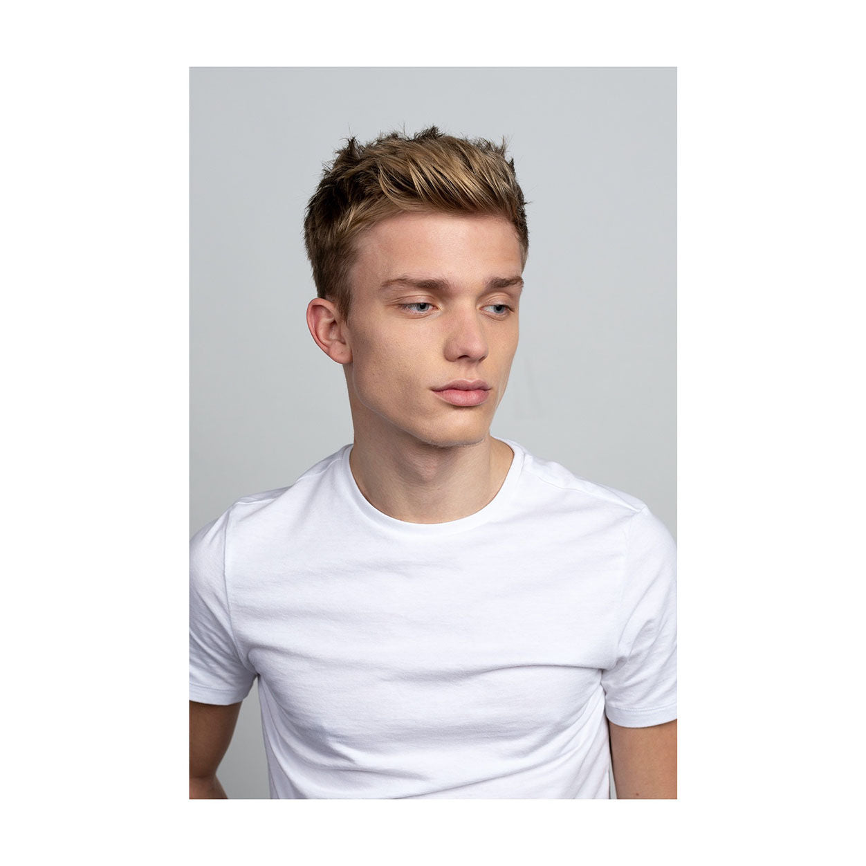 Model image of R+Co Hyperlink Fiber Stretch Pomade