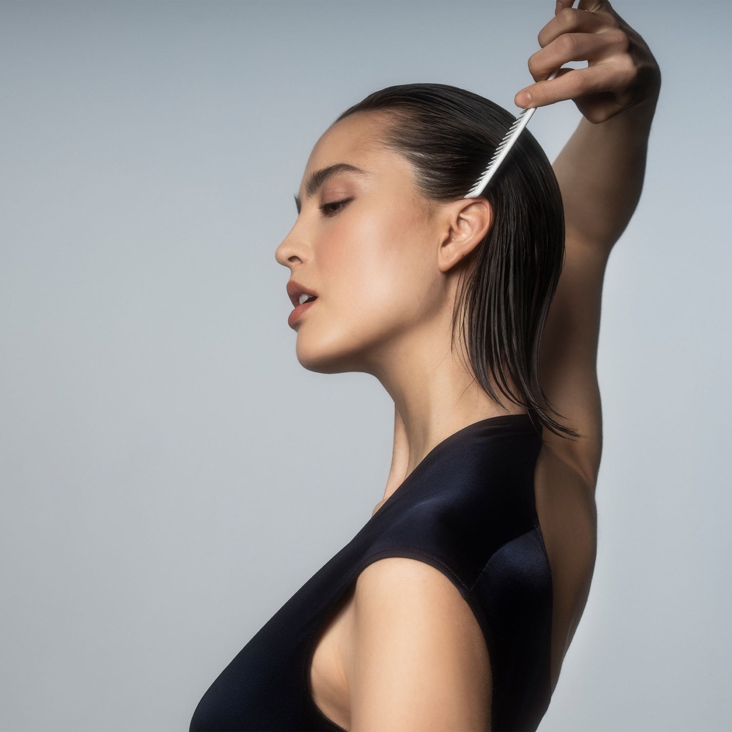 Model image of R+Co Bleu Scalp Therapy Densifying & Rebalancing Leave-In Mist