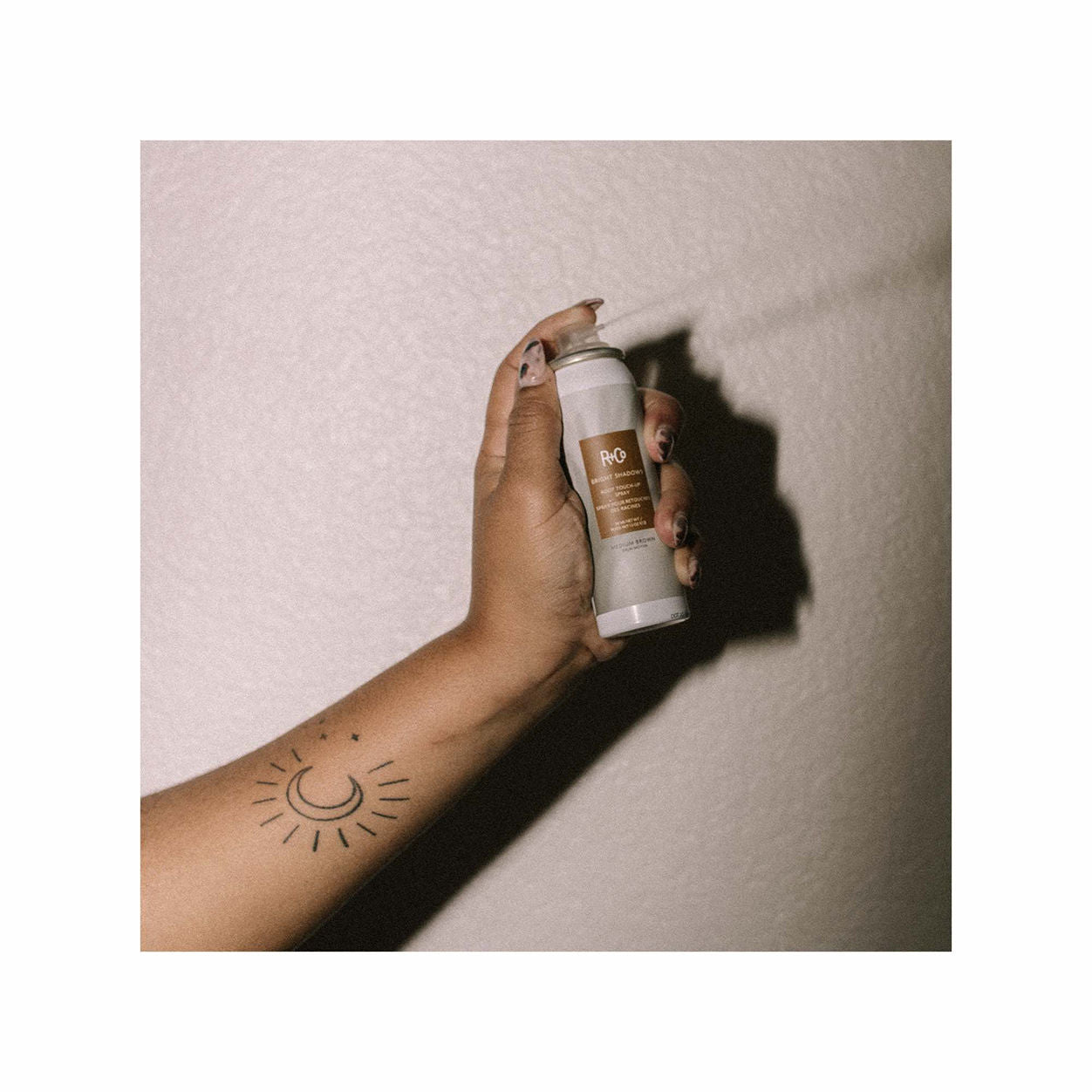 Model image of R+Co Bright Shadows Root Touch Up Spray - Medium Brown