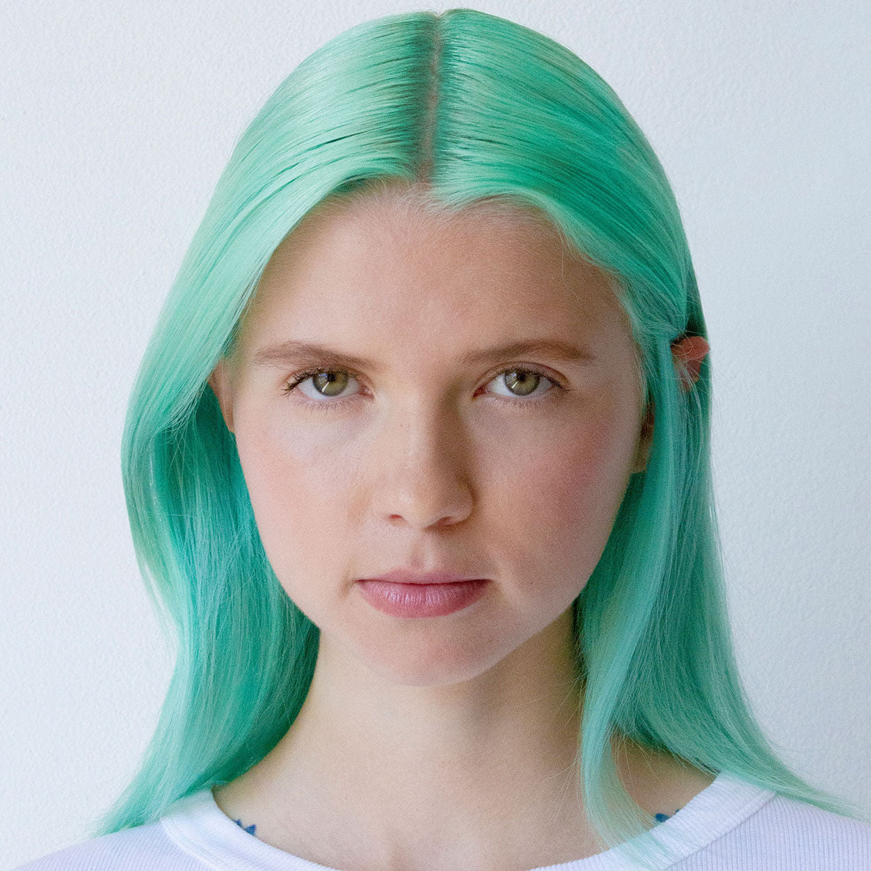 Model image of R+Co Gemstone Ultra Shine Glossing Treatment