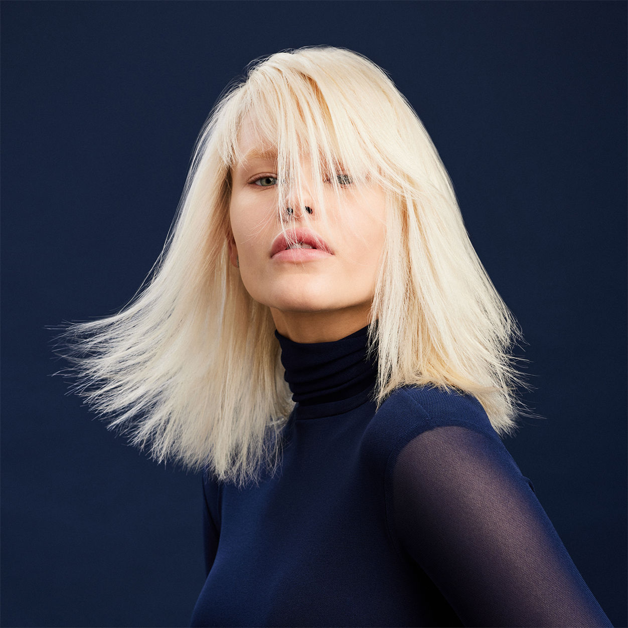 Model image of R+Co Bleu Vapor Lotion To Powder Dry Shampoo