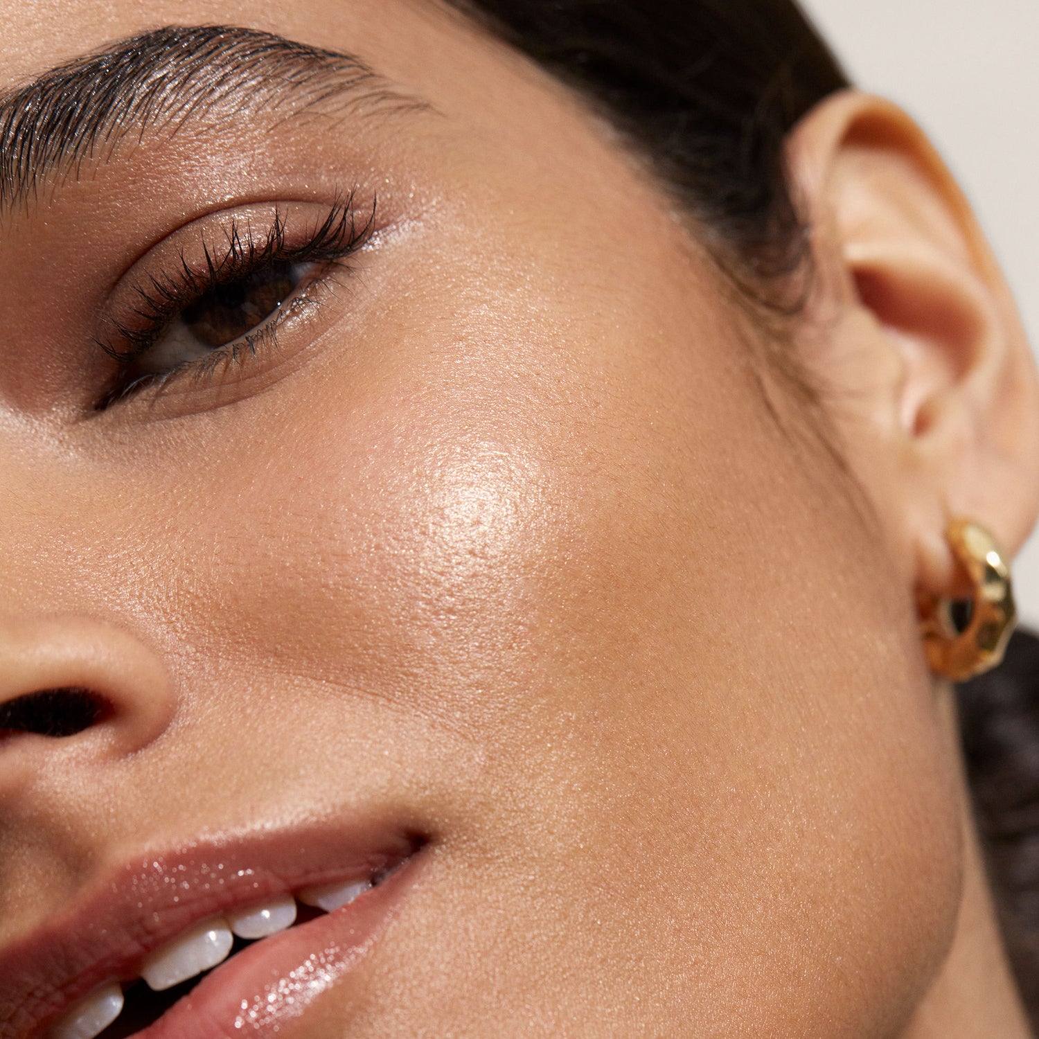 Model image of Supergoop! Glow Setting Mineral Powder SPF 35