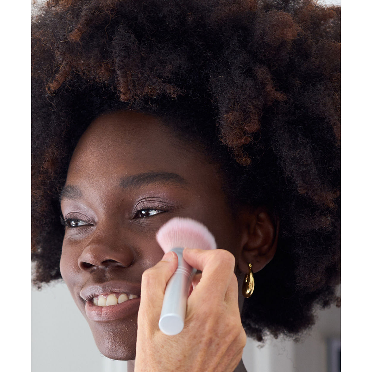 Model image of RMS Beauty Skin2Skin Powder Blush Brush