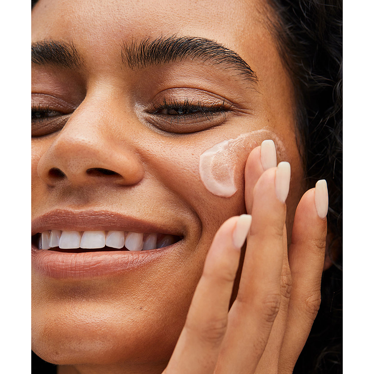 Model image of RMS Beauty ReEvolve Radiance Locking Primer