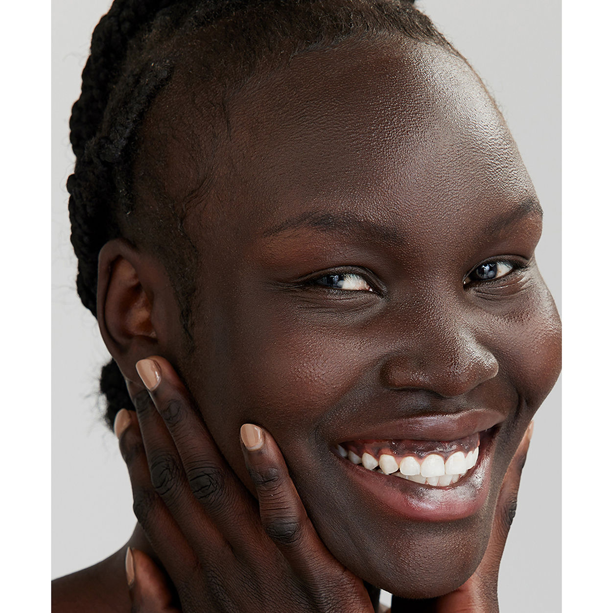Model image of RMS Beauty ReEvolve Radiance Locking Primer