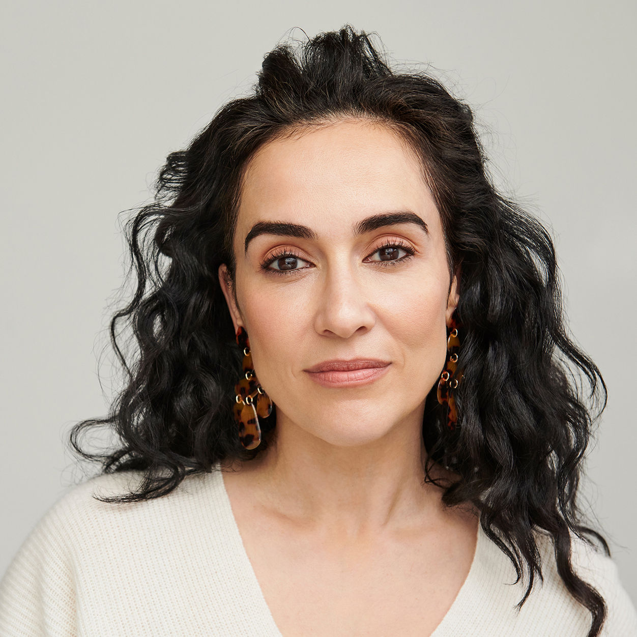 Model image of Virtue Flourish Shampoo For Thinning Hair