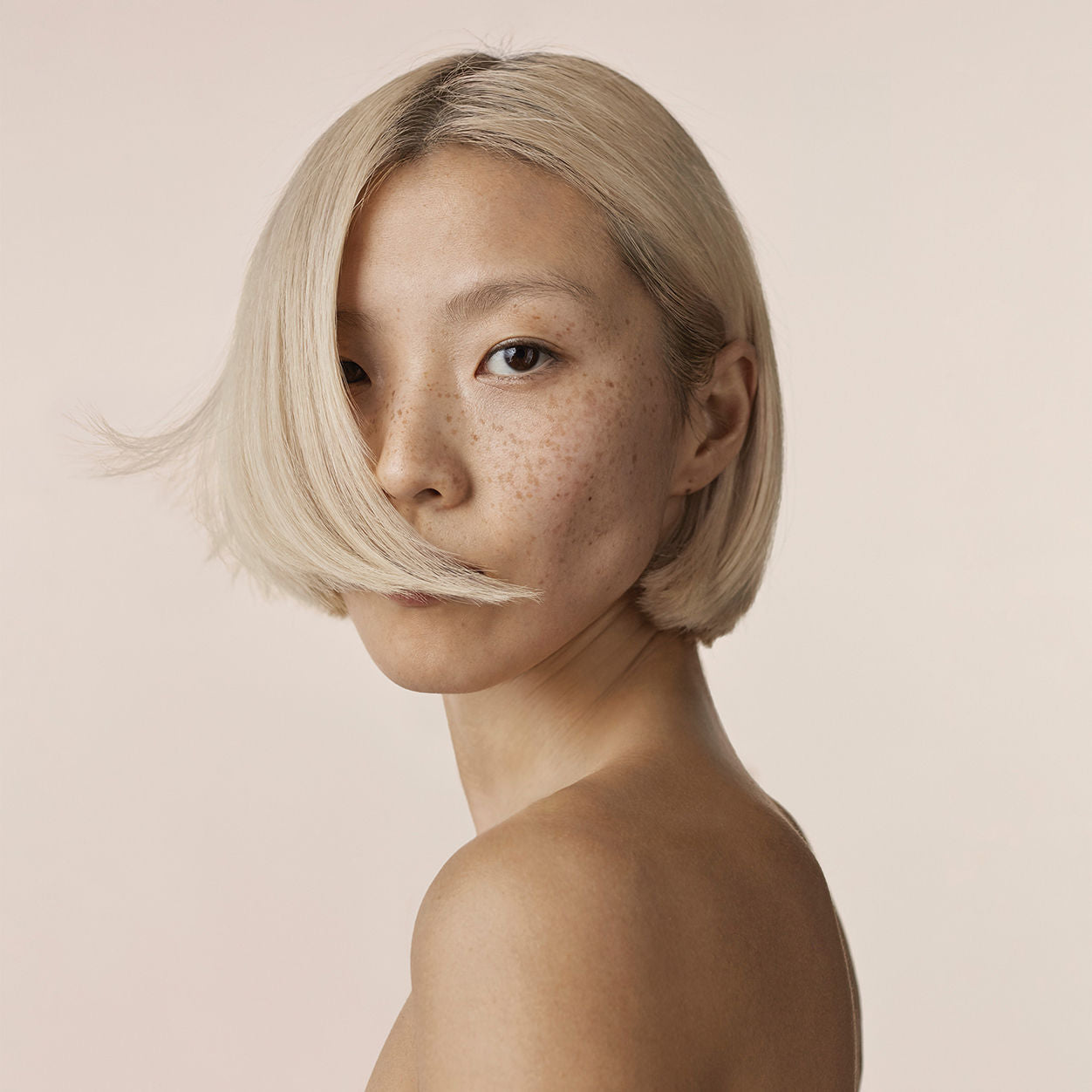 Model image of Virtue Colorkick Illuminating Mask