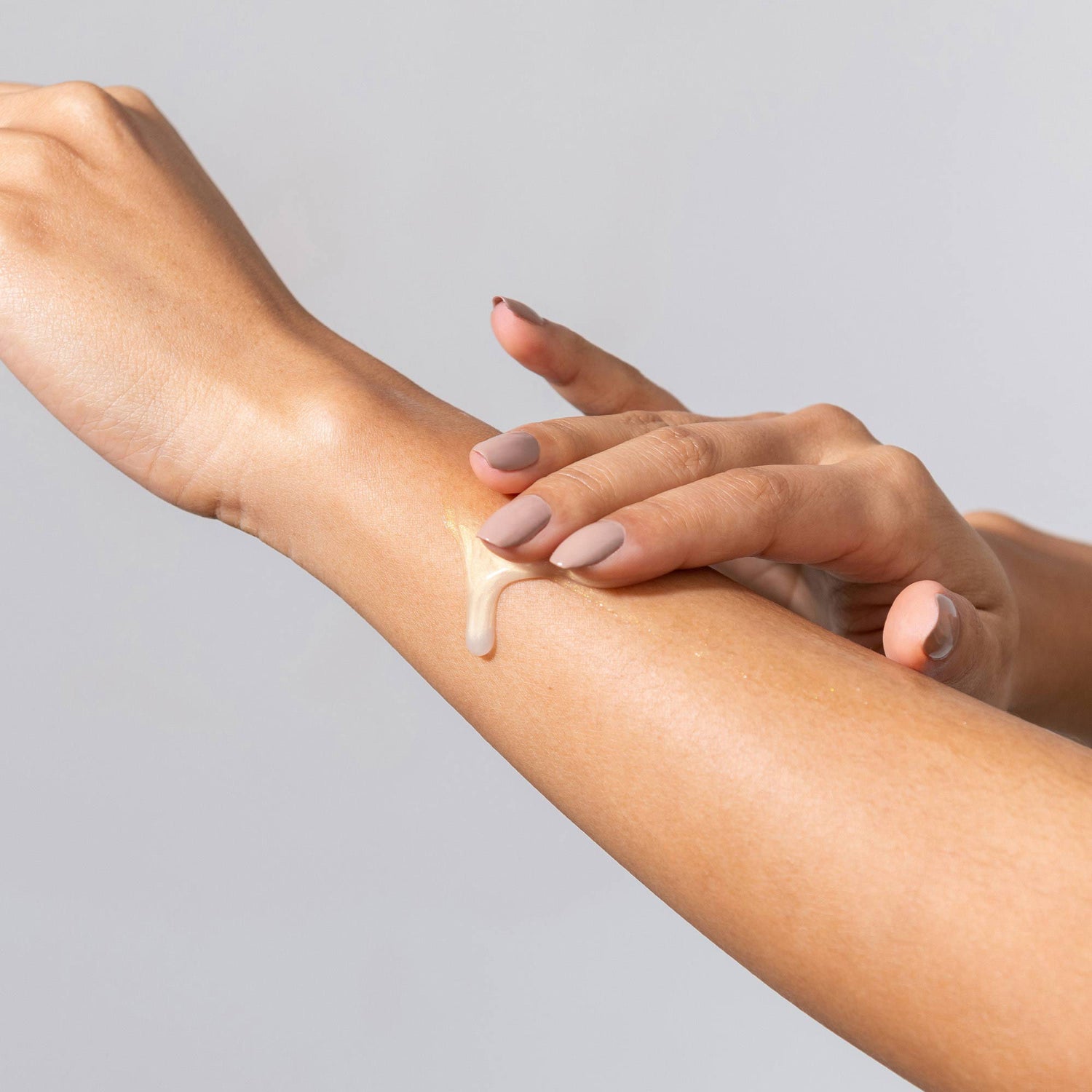 Lifestyle image of M-61 Hydraboost Gradual Tan Body Serum