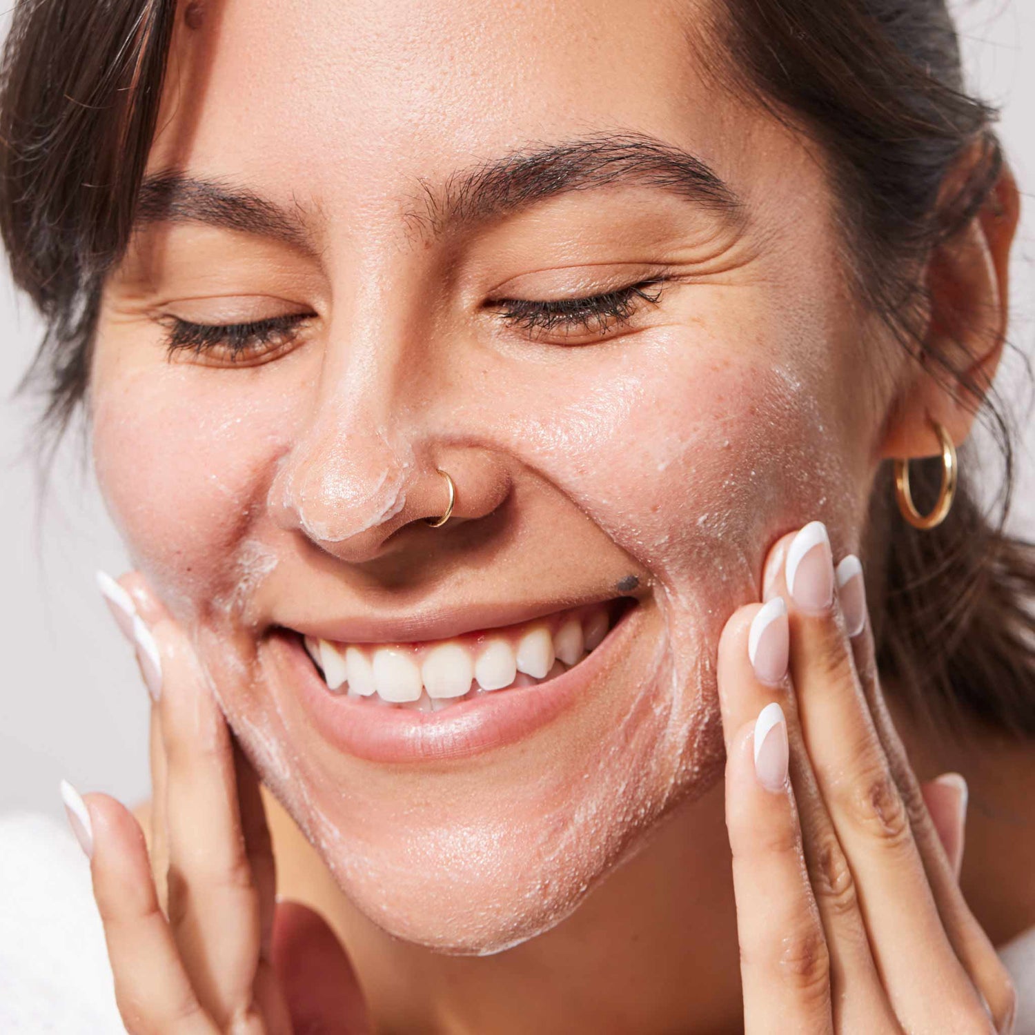 Model image of M-61 PowerGlow Pro+ Niacinamide+Neuropeptide Cleanse