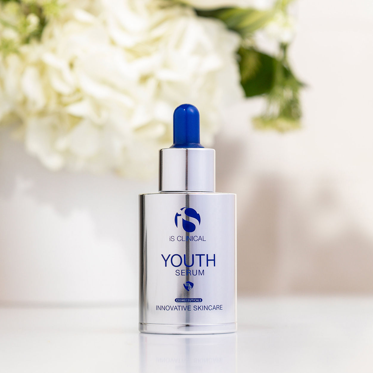 Lifestyle image of IS Clinical Youth Serum