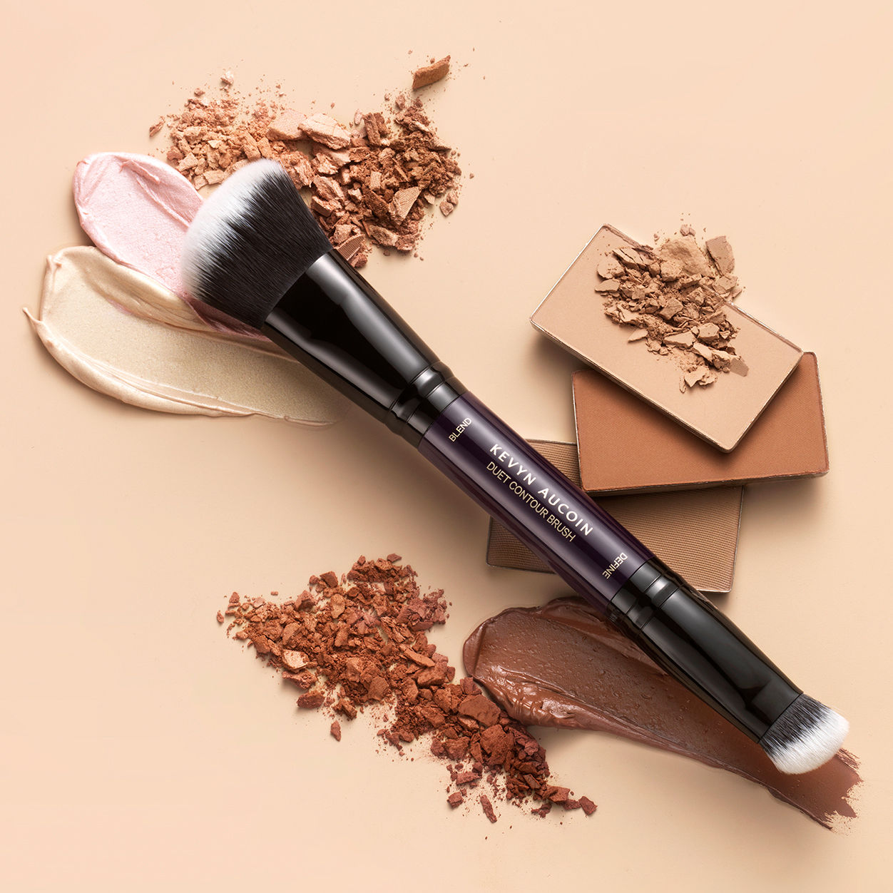 Lifestyle image of Kevyn Aucoin The Duet Contour Brush