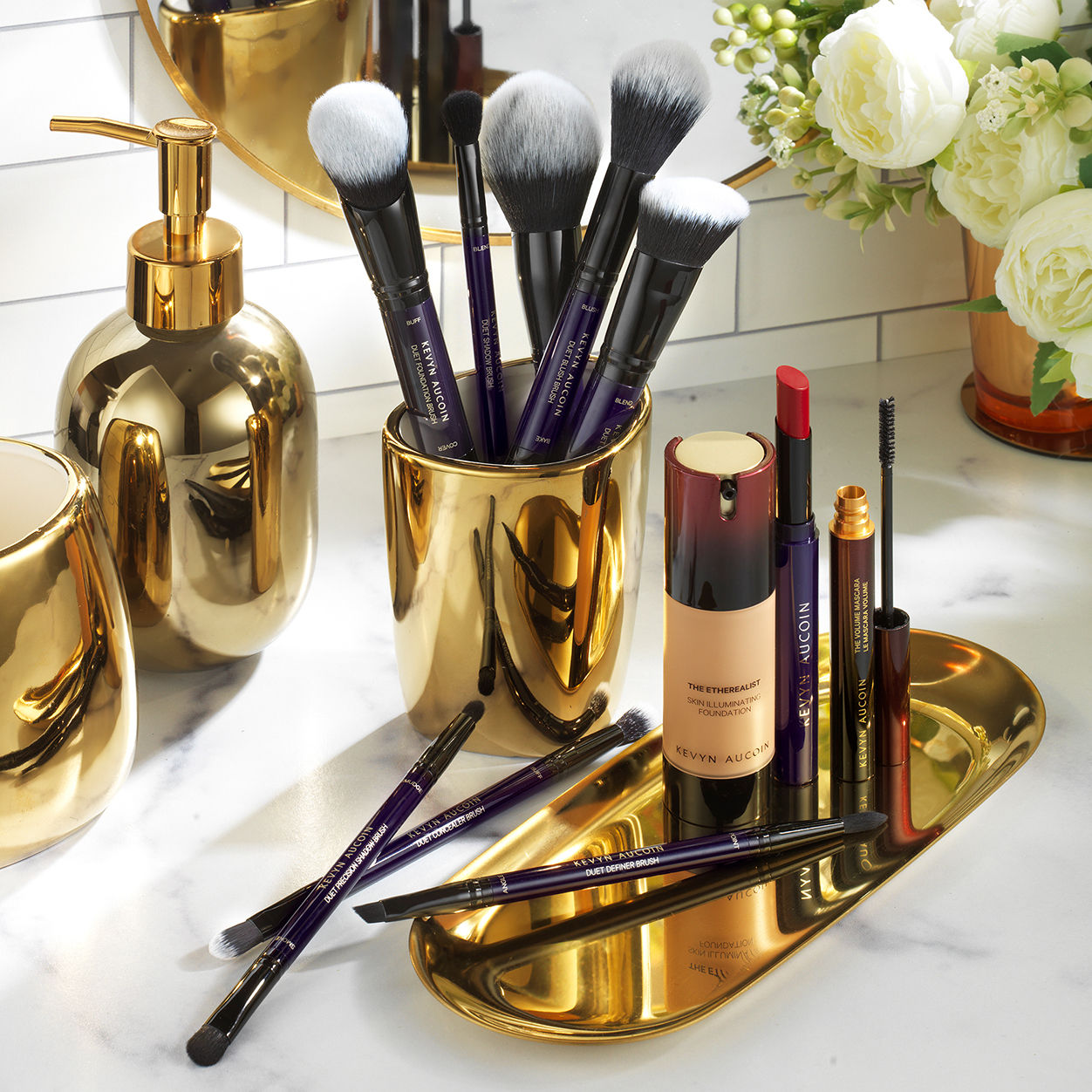 Lifestyle image of Kevyn Aucoin Duet Shadow Brush
