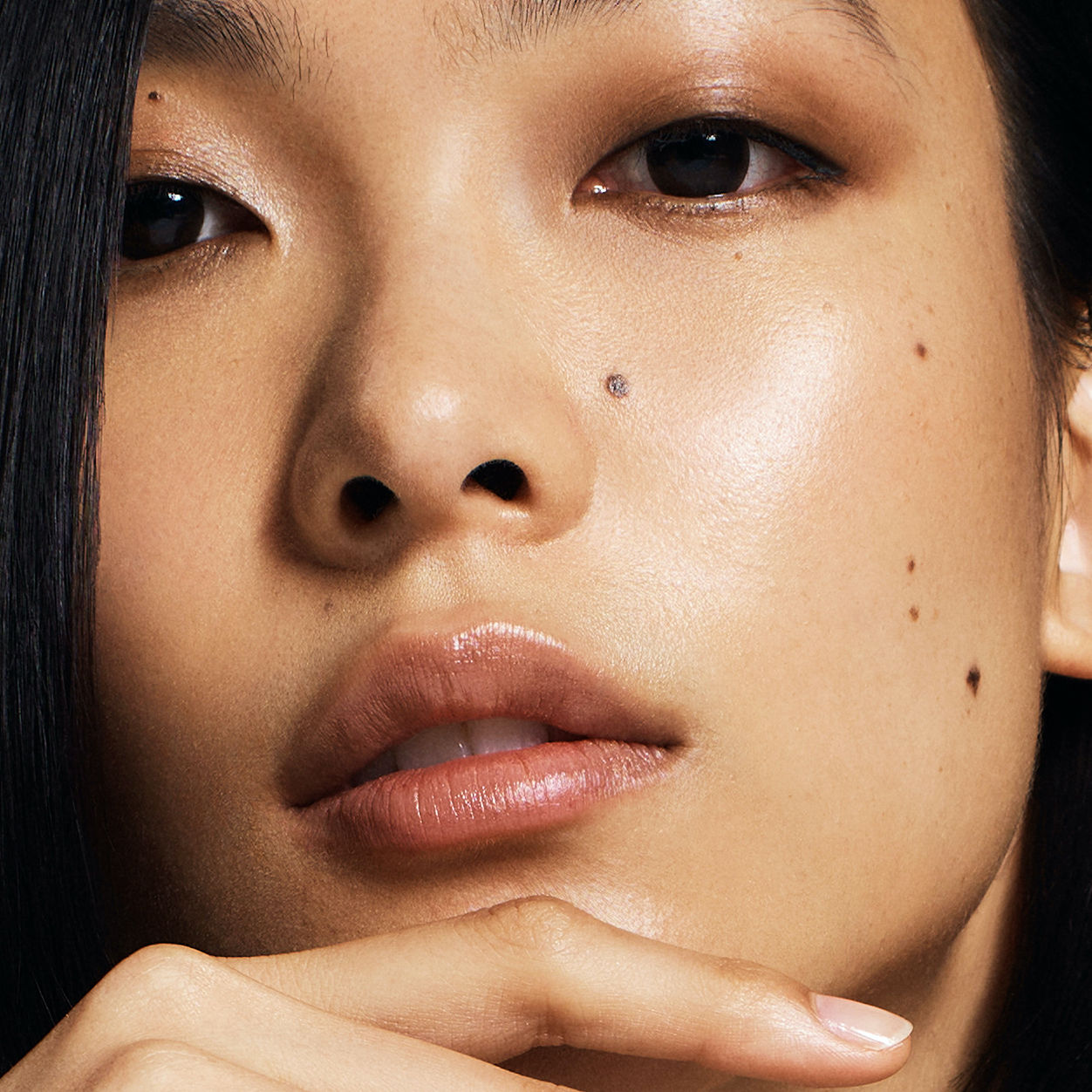 Model image of Oribe Balmessence Lip Treatment