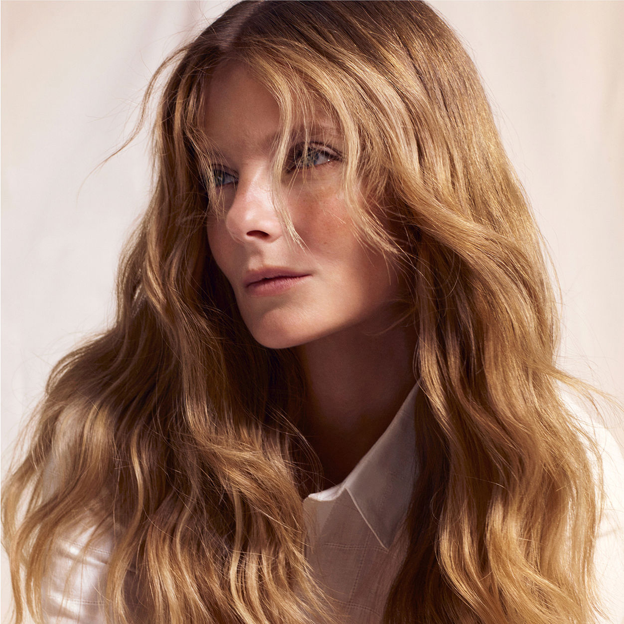 Model image of Oribe Serene Scalp Oil Control Dry Shampoo Powder