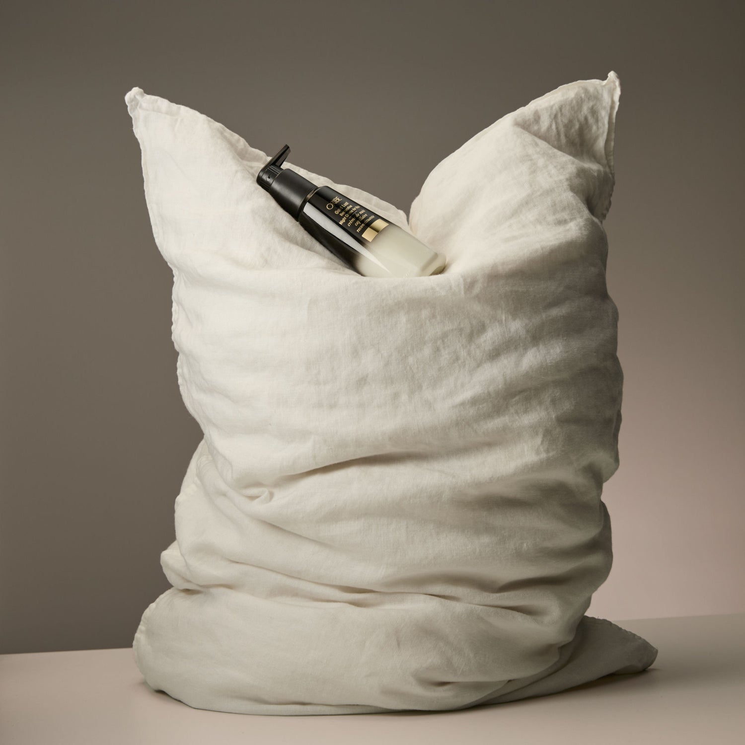 Lifestyle image of Oribe Gold Lust Restorative Night Crème for Hair